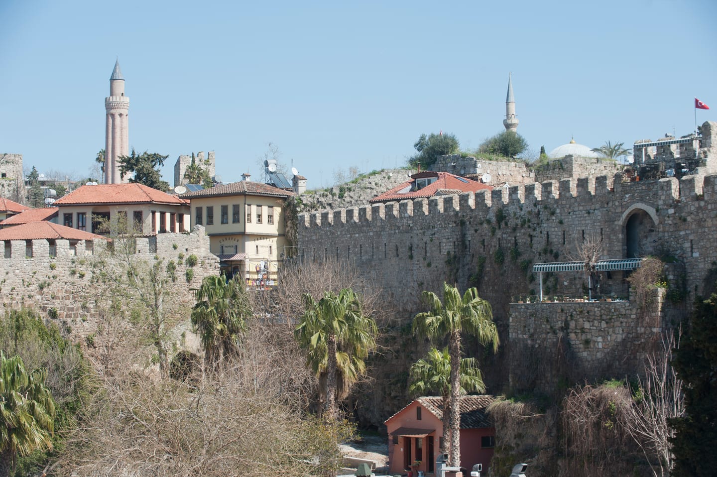 Alte Stadtmauer von Kaleiçi in Antalya in warmem Licht