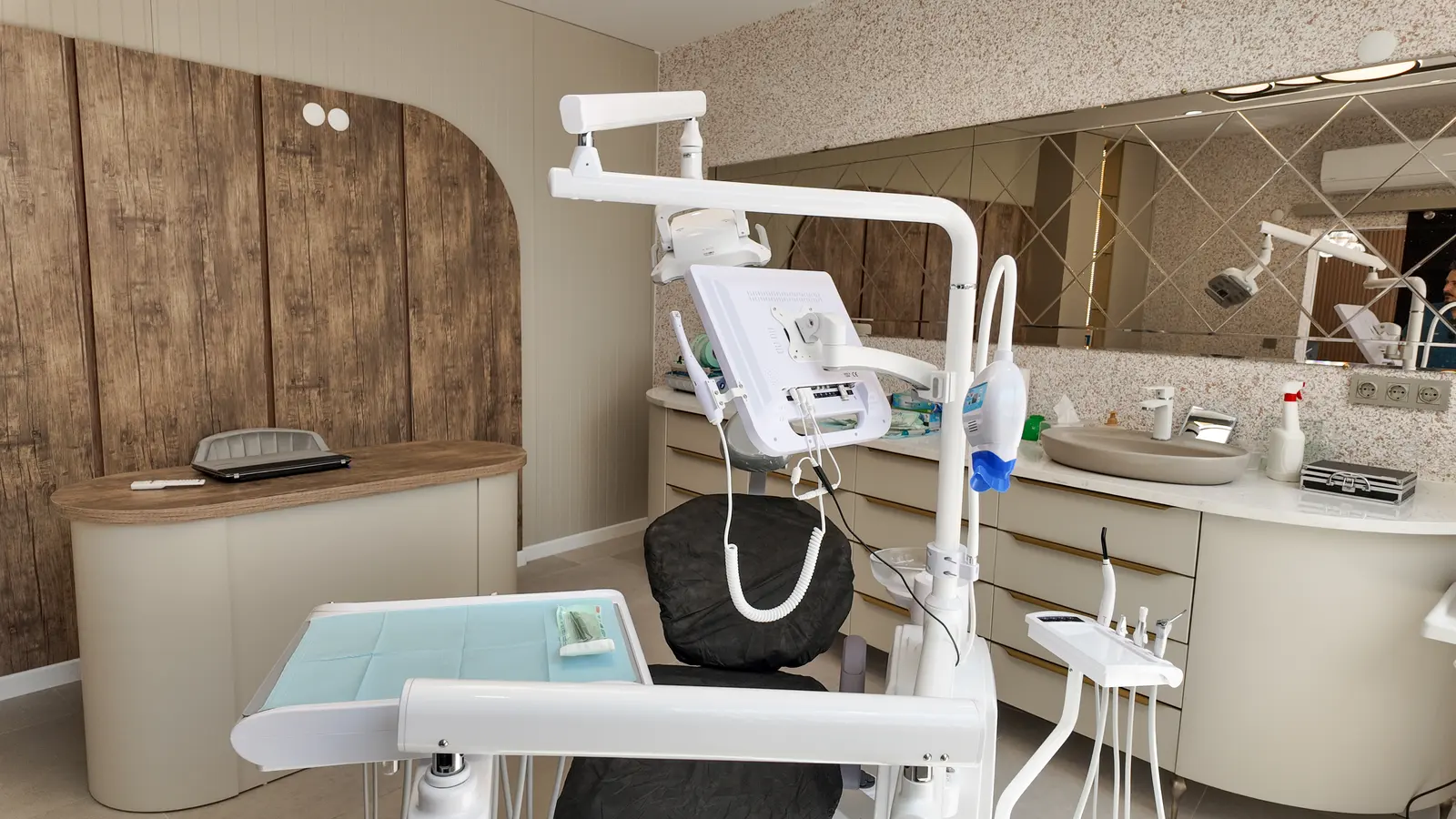 Clinic-provided photograph of Aura Dent Kuşadası