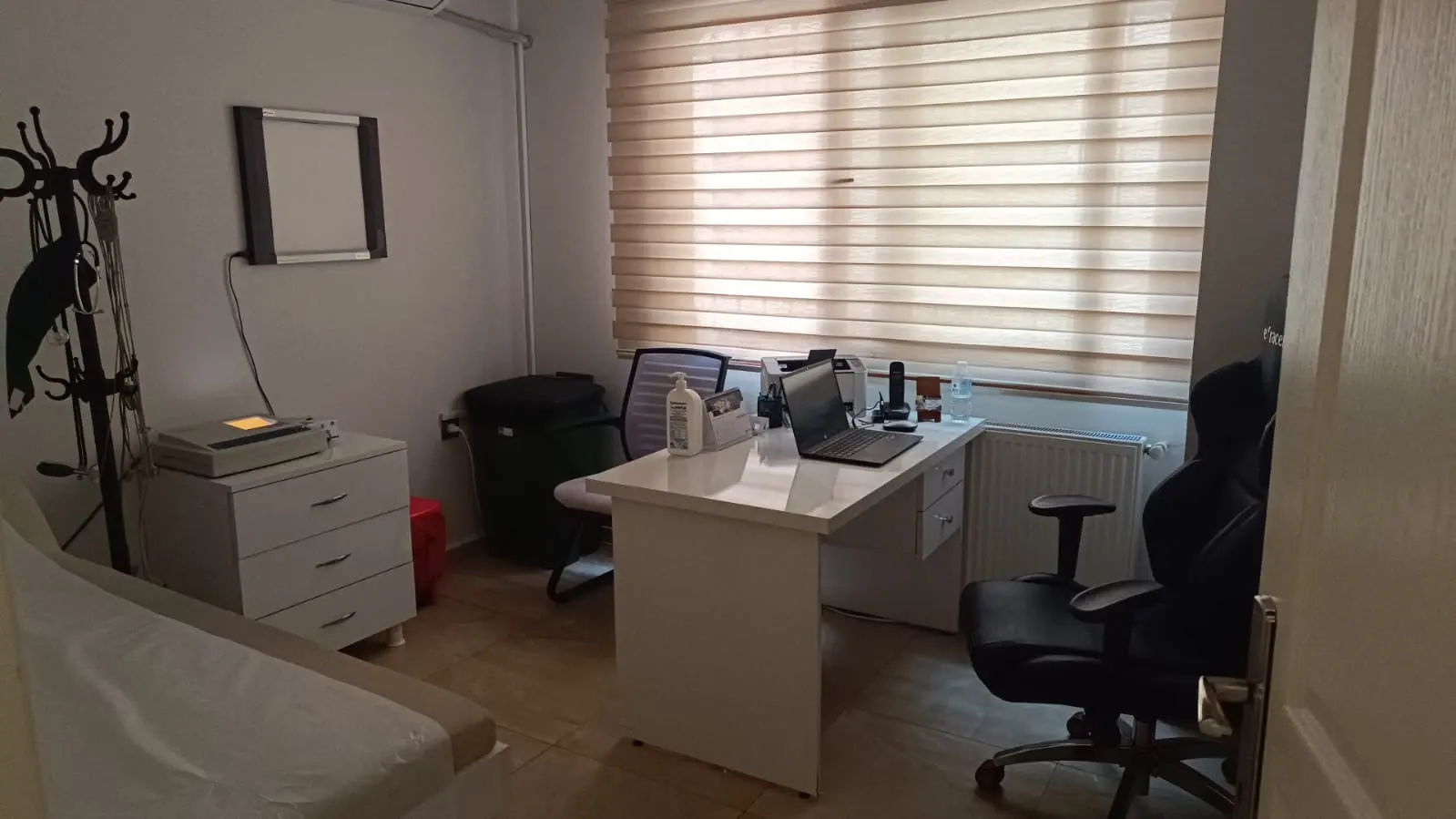 Clinic-provided photograph of Assoc. Prof. Dr Nihat Şen