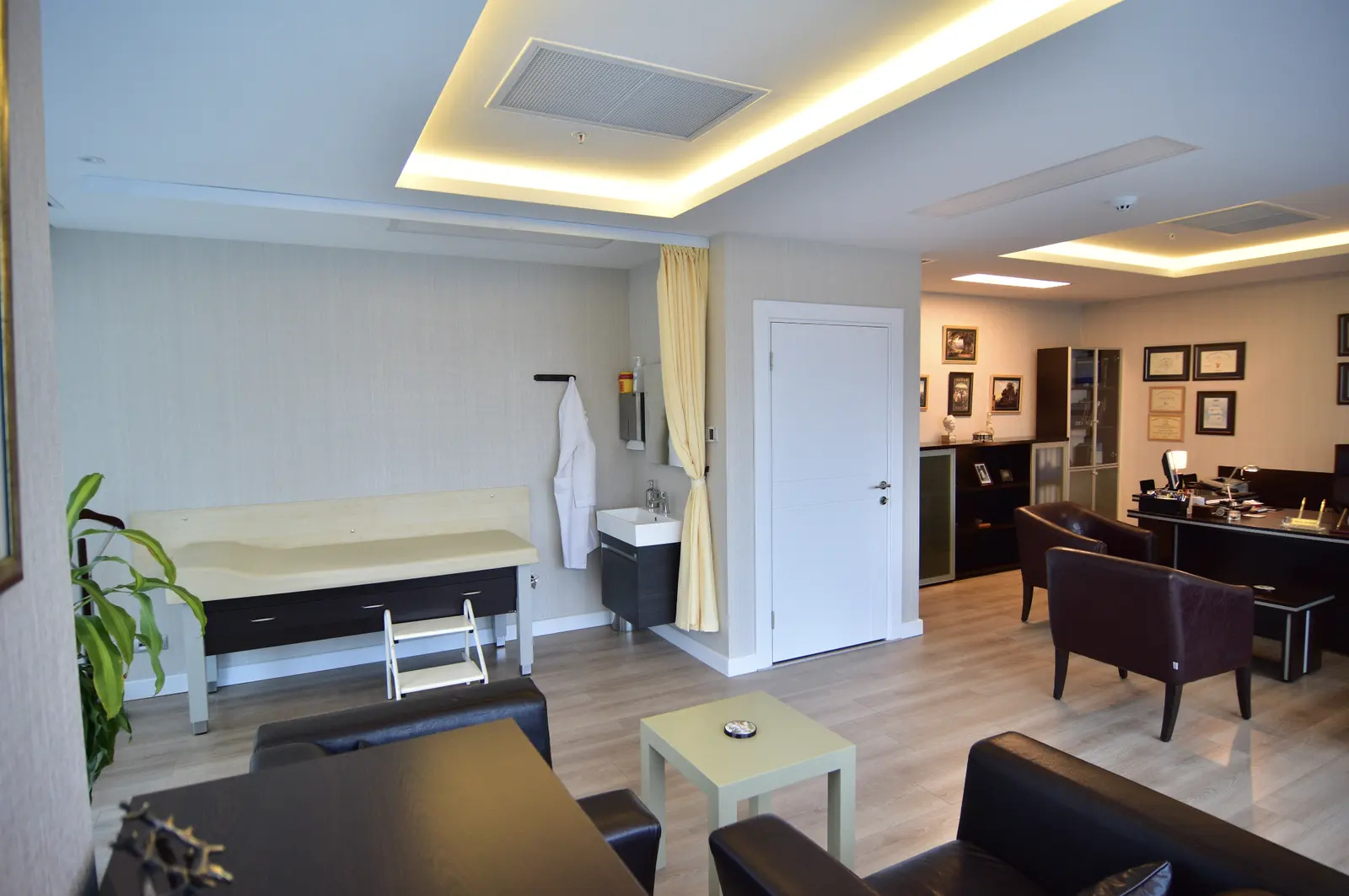 Clinic-provided photograph of Prof. Dr Ali Savaş