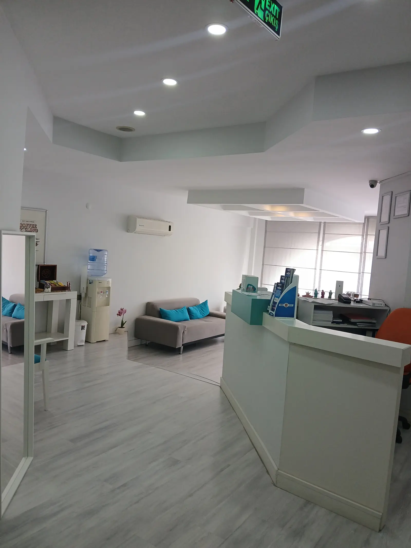 Clinic-provided photograph of Dr Alper Yüzbaşıoğlu