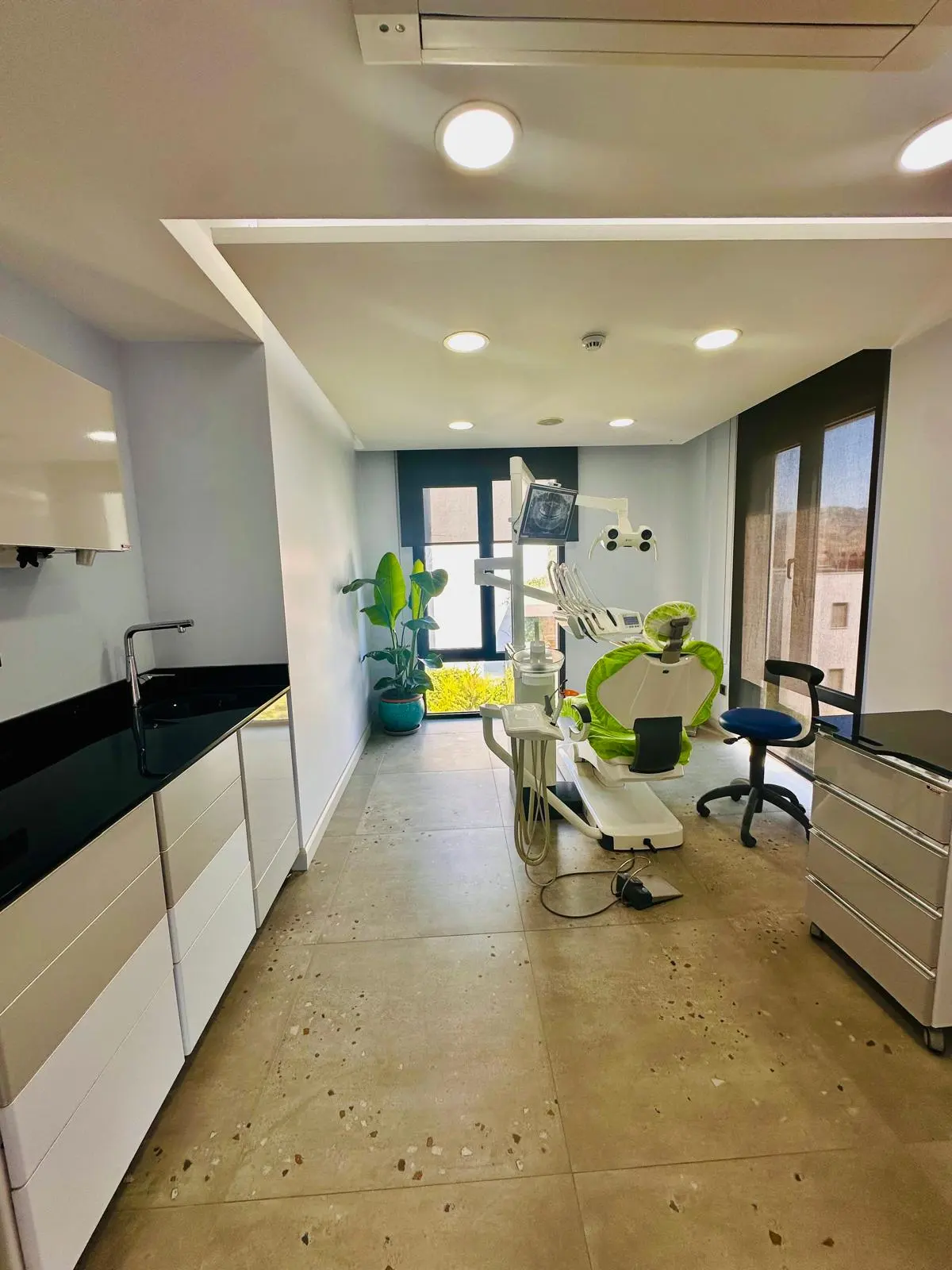 Clinic-provided photograph of Huriye Aras Dental Clinic