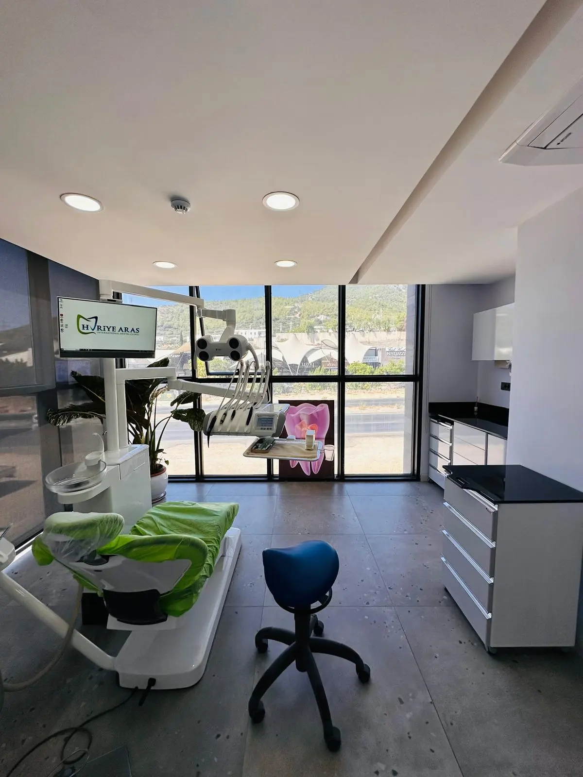 Clinic-provided photograph of Huriye Aras Dental Clinic