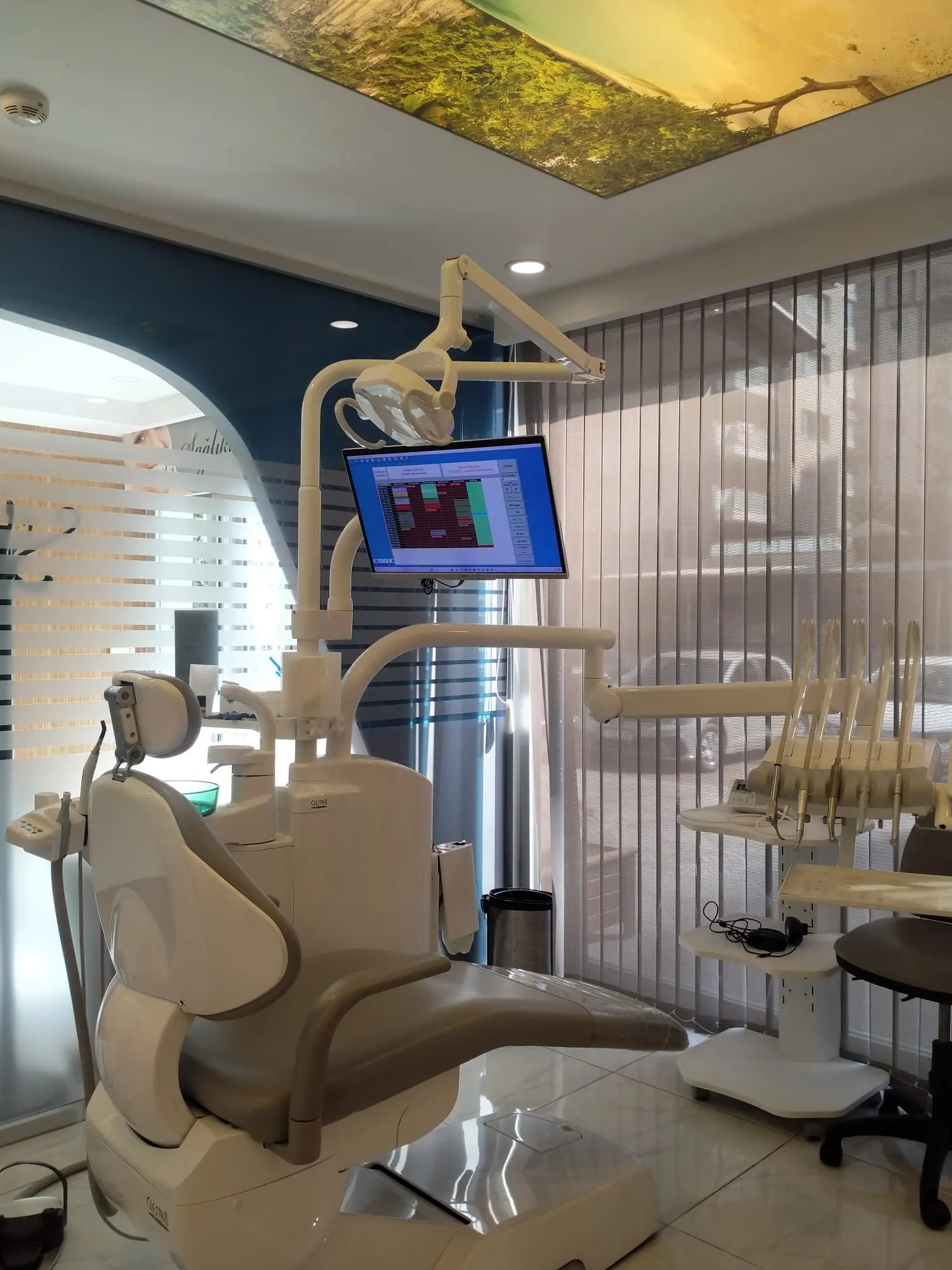 Clinic-provided photograph of Gürlek Dental