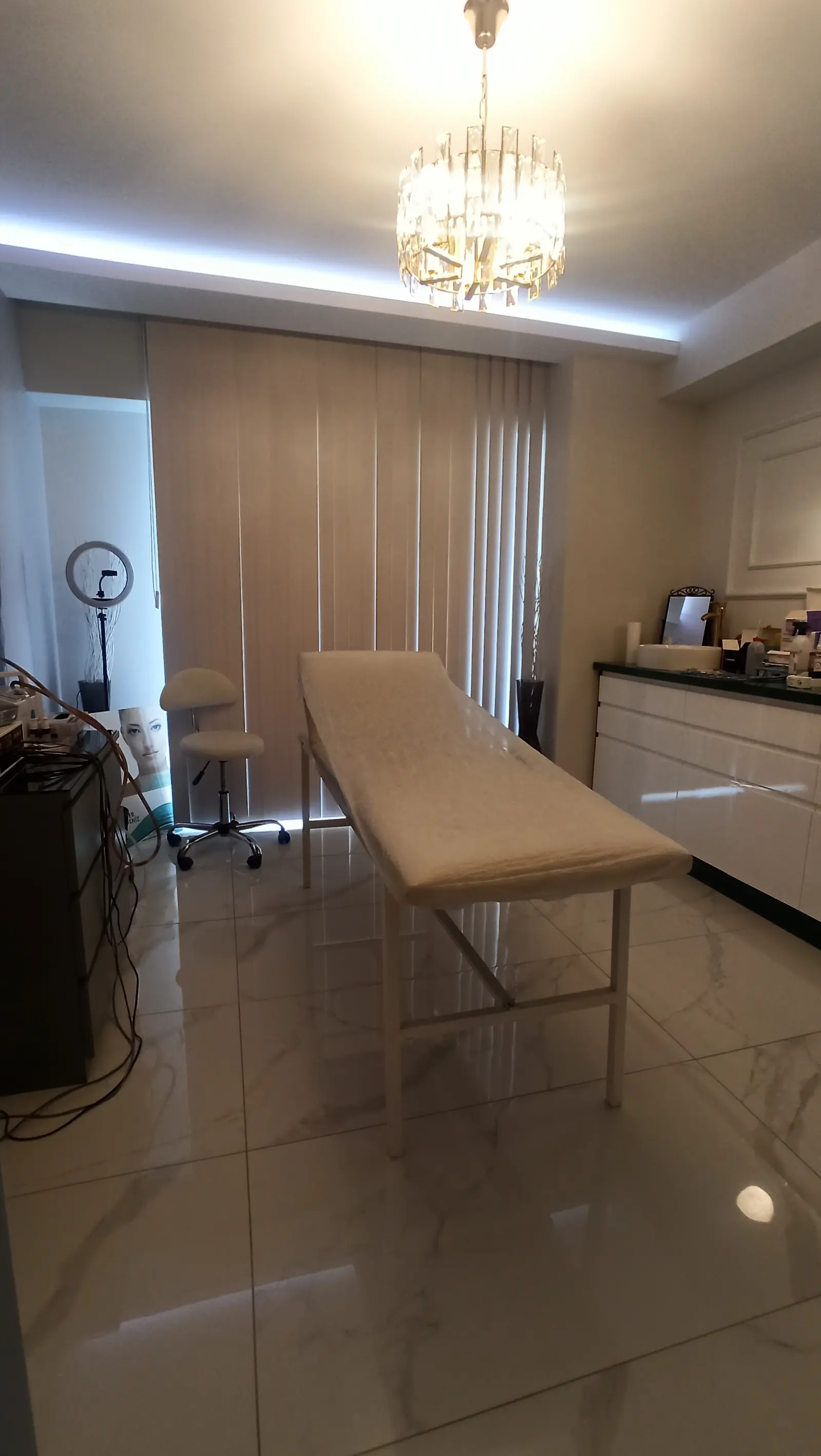 Clinic-provided photograph of Dr Önder Akdeniz