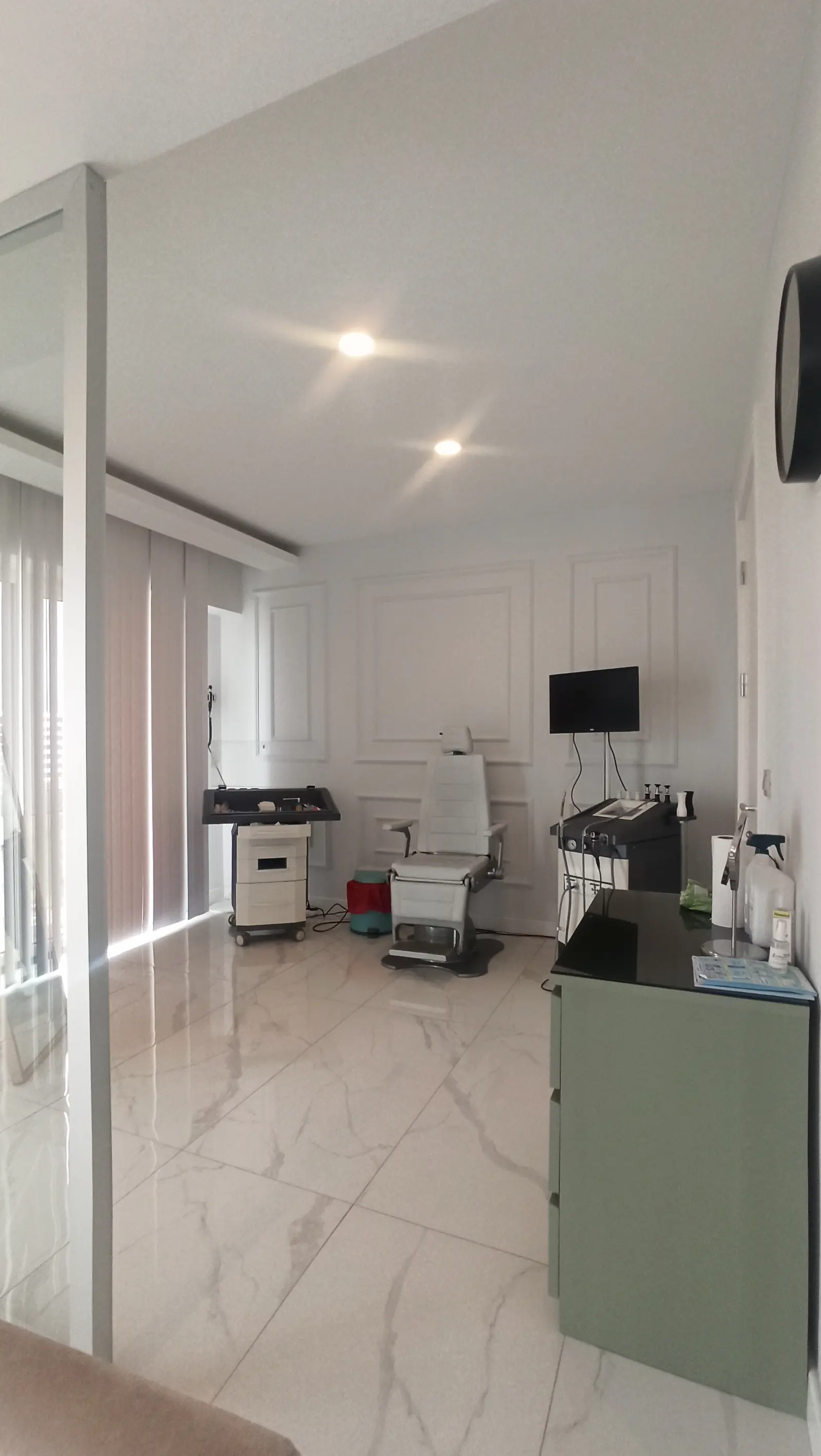 Clinic-provided photograph of Dr Önder Akdeniz
