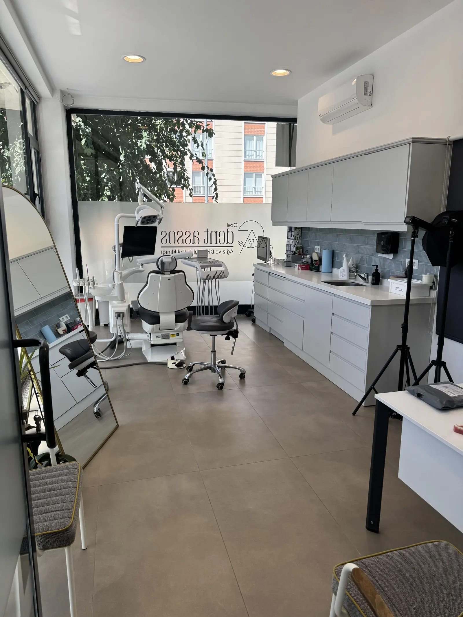 Clinic-provided photograph of Dent Assos