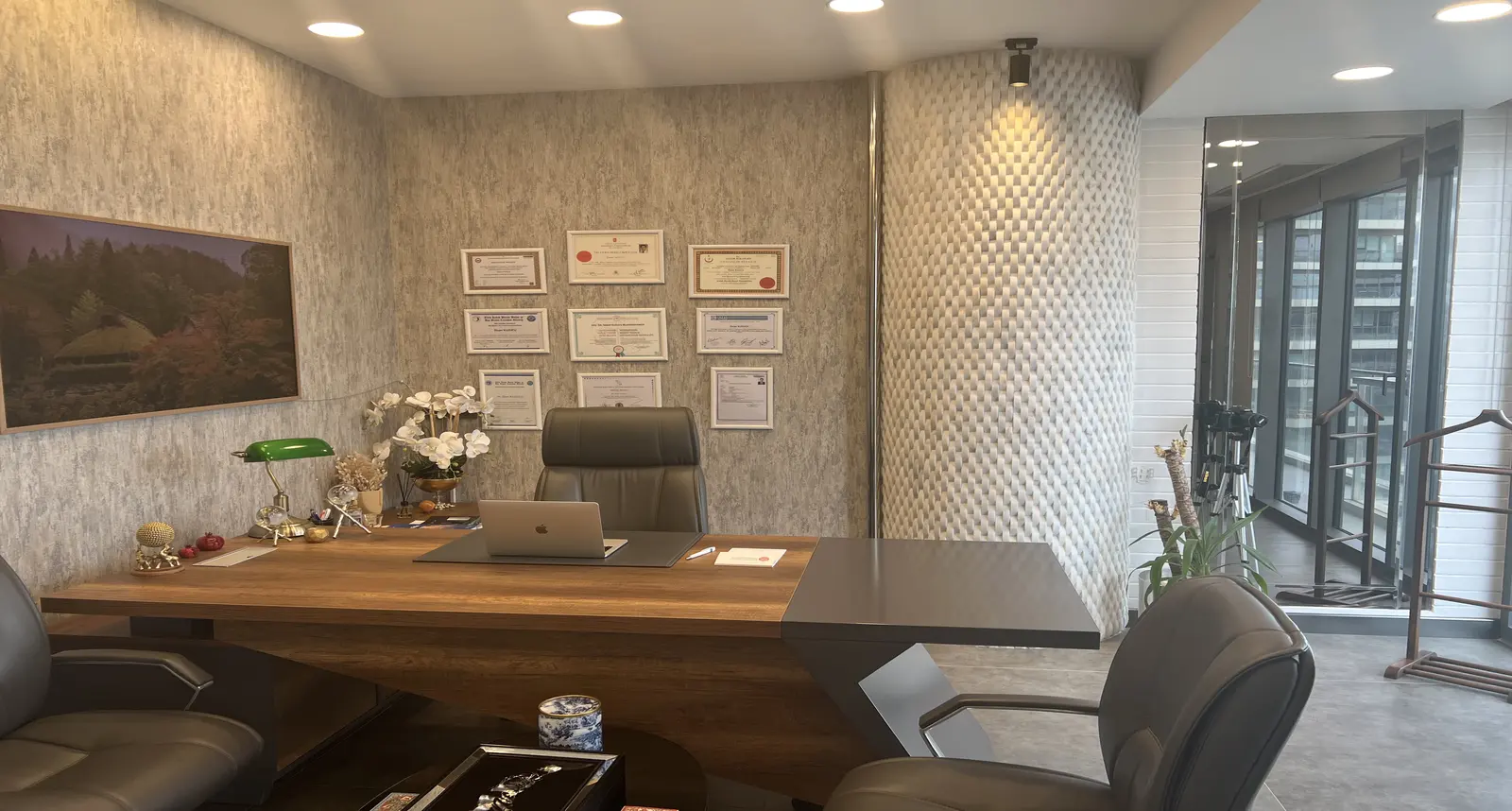 Clinic-provided photograph of Assoc. Prof. Dr İhsan Kuzucu