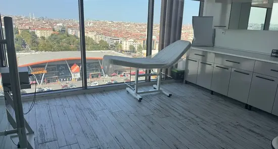 Clinic-provided photograph of Dr Murat Üstündağ