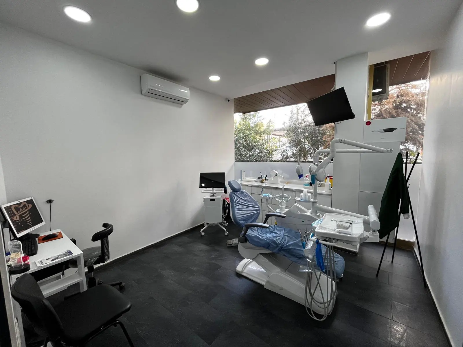 Clinic-provided photograph of Dr Hüseyin Kaplan