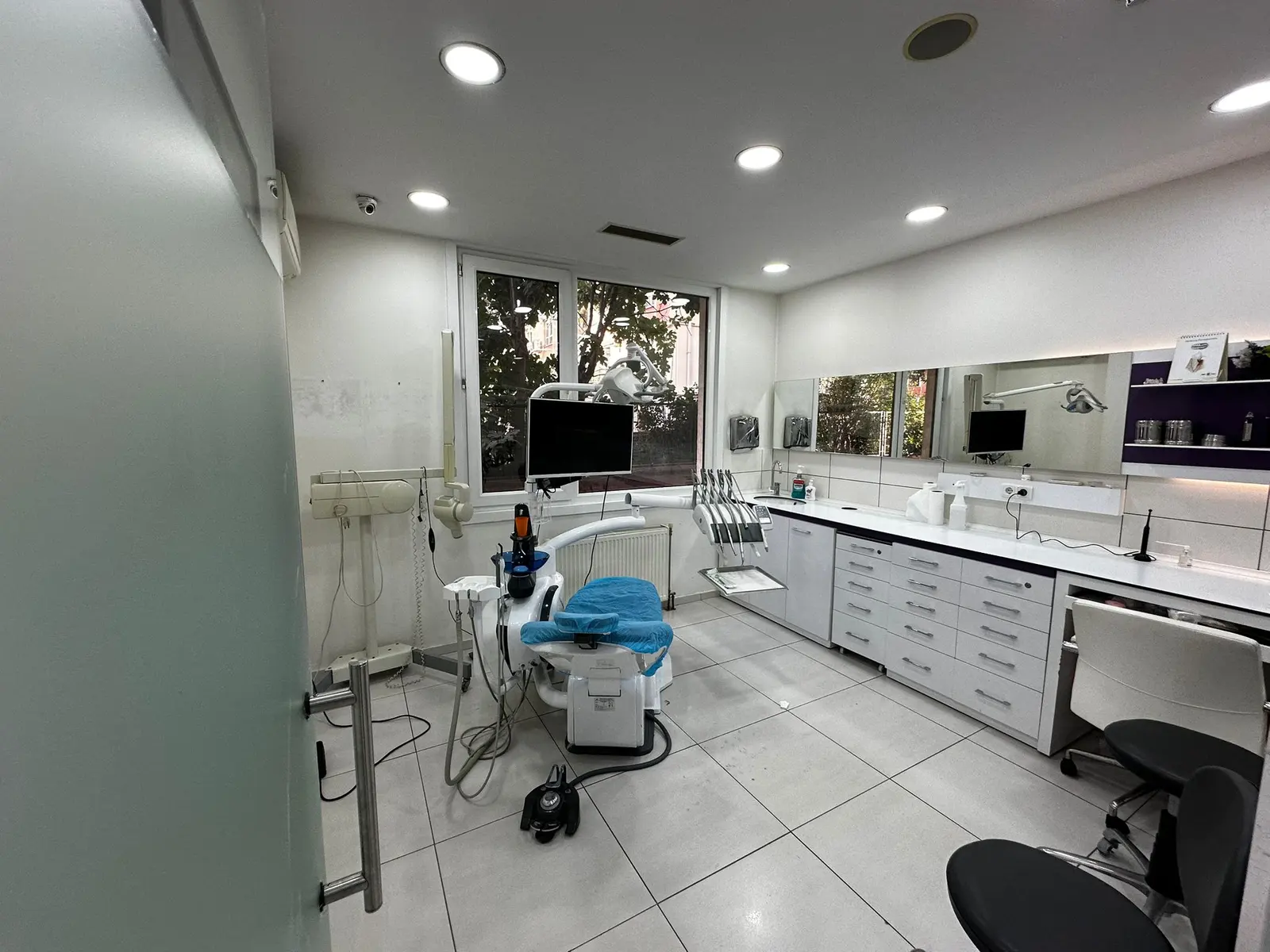 Von der Klinik bereitgestelltes Foto von Dr. Umut Şimşek Zahnklinik