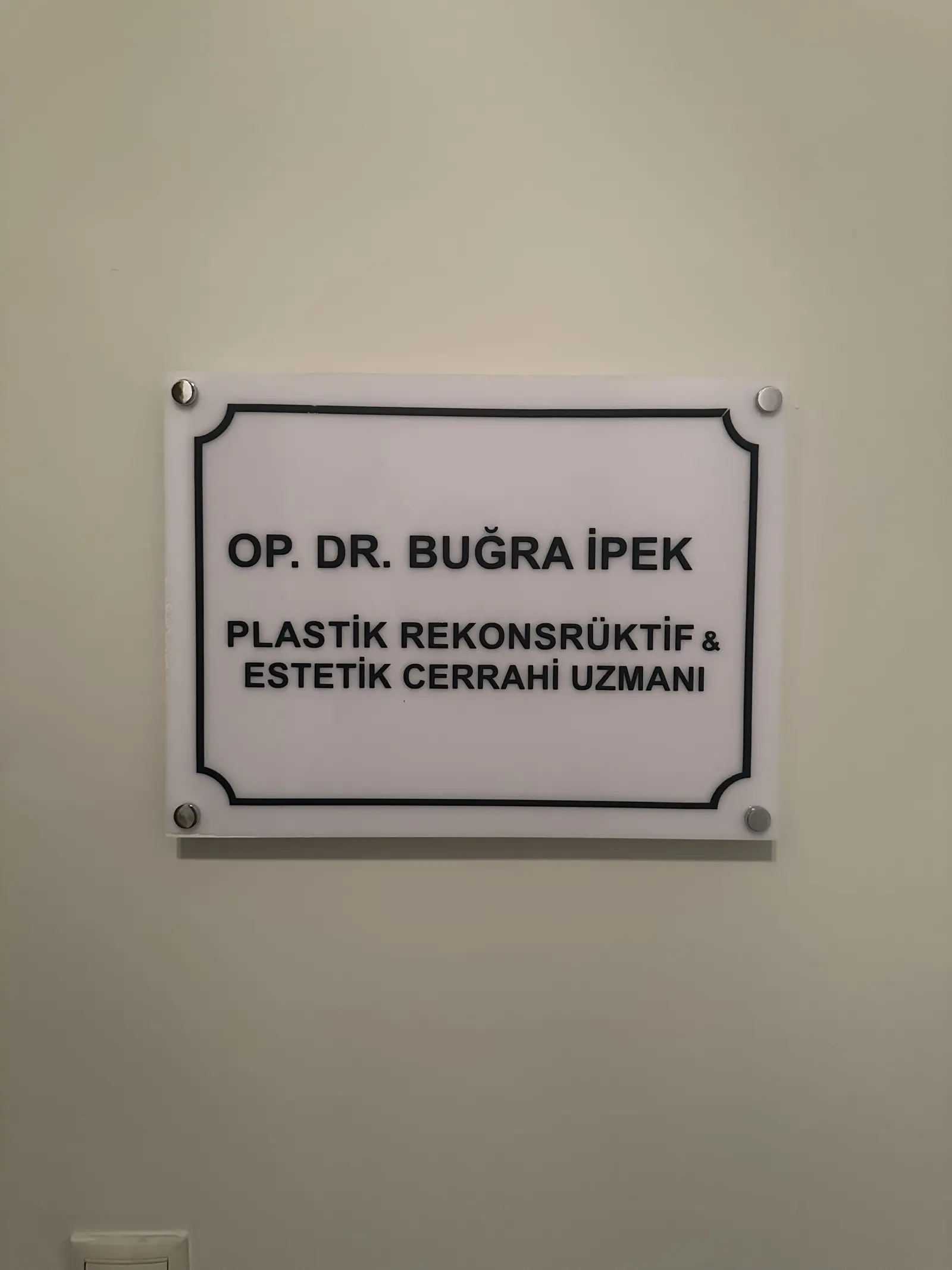 Von der Klinik bereitgestelltes Foto von Dr. Buğra İpek