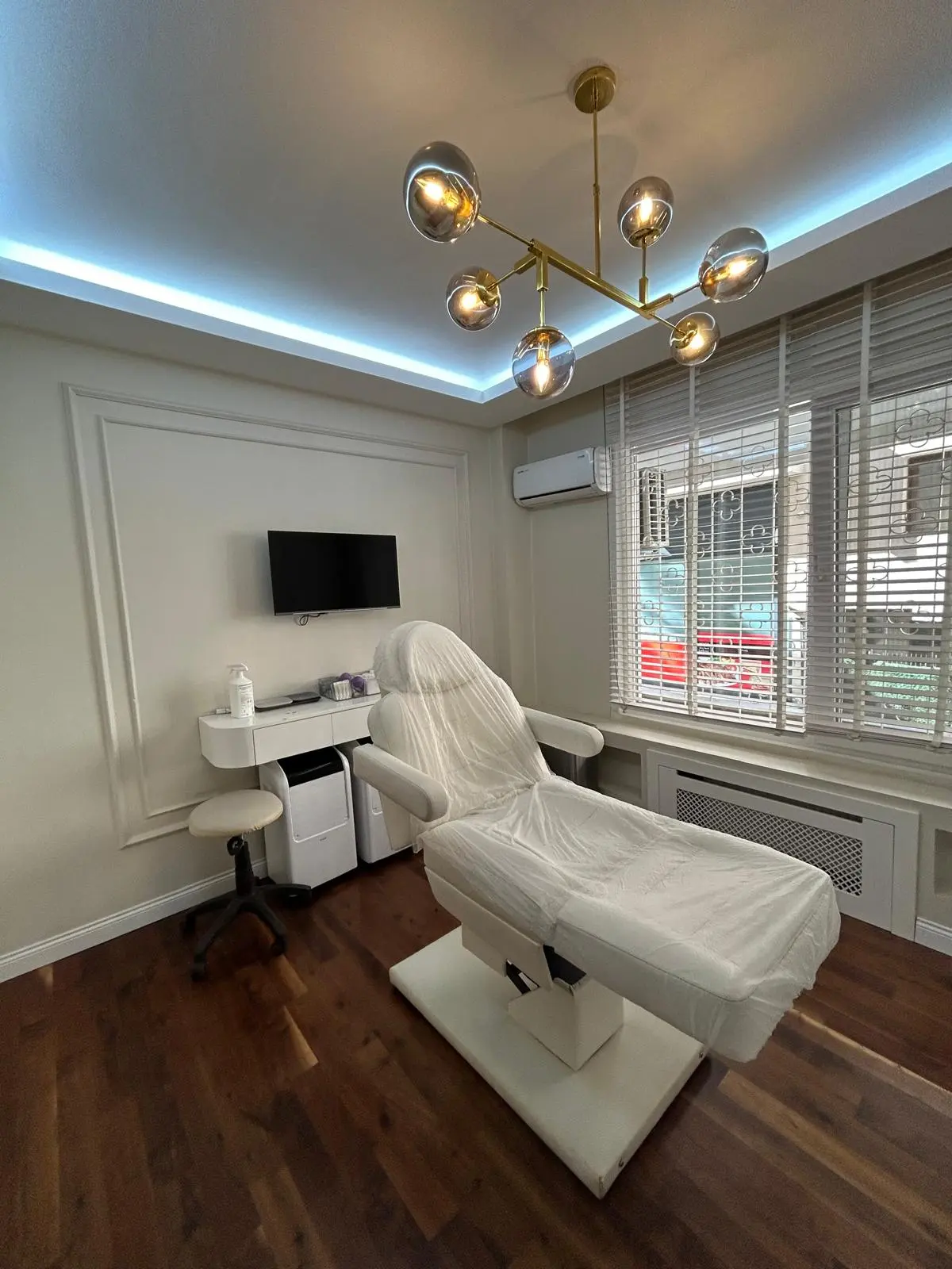 Clinic-provided photograph of Dr Ulaş Deniz Karavelioğlu