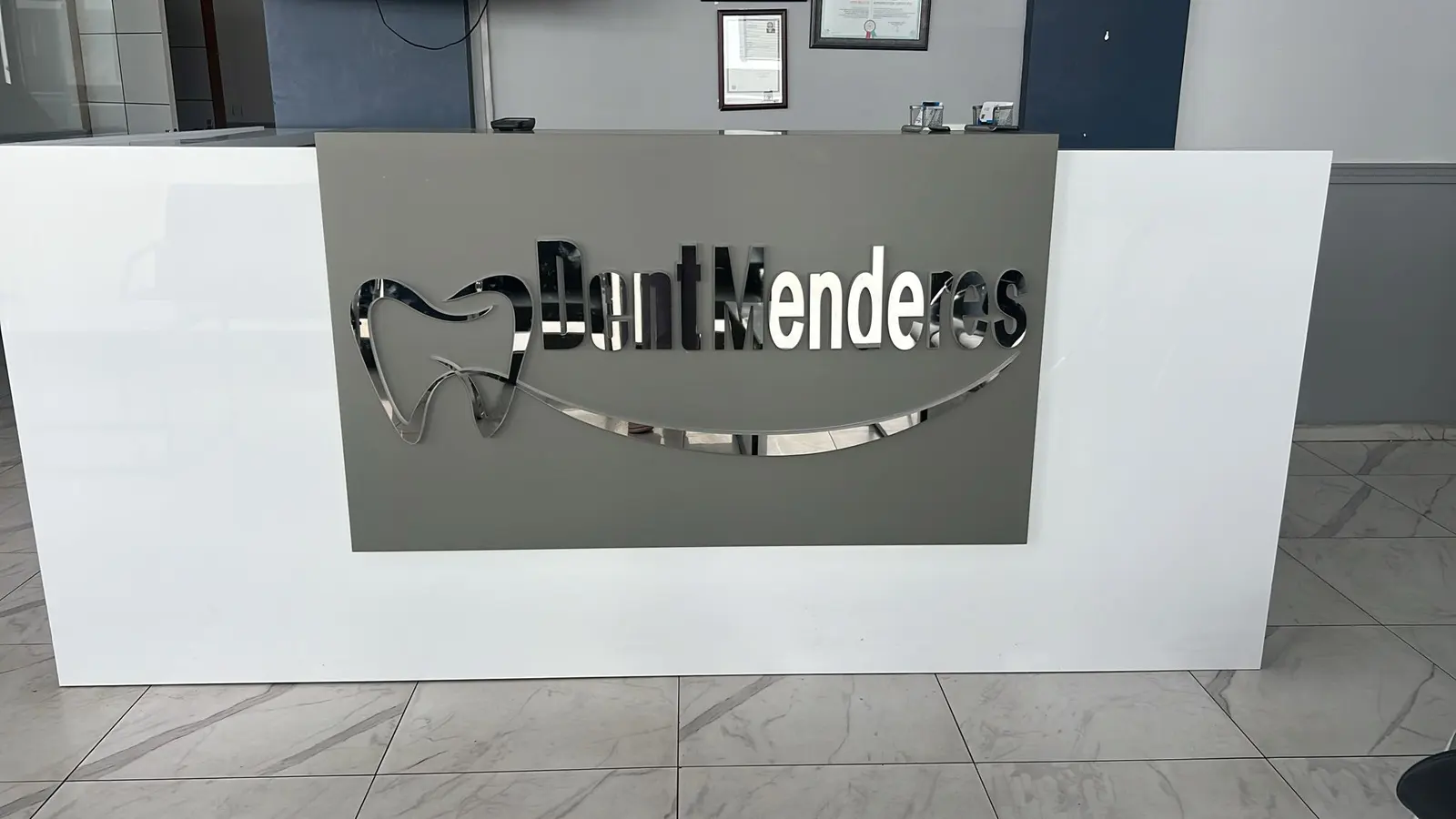 Clinic-provided photograph of Dent Menderes