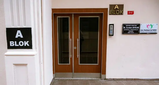 Von der Klinik bereitgestelltes Foto von Assoc. Prof. Dr. Mustafa Cevdet Avkan