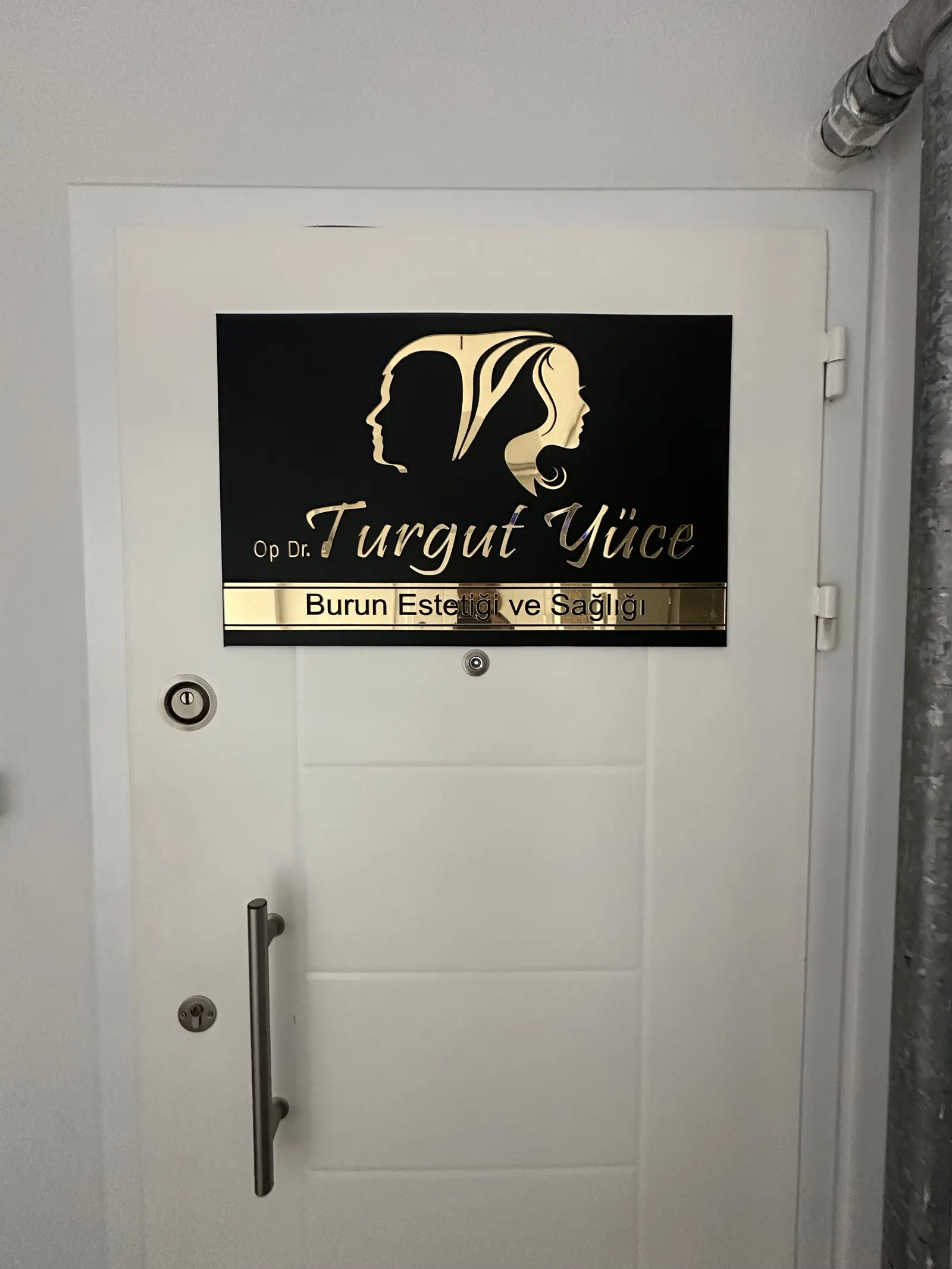 Von der Klinik bereitgestelltes Foto von Dr. Turgut Yüce