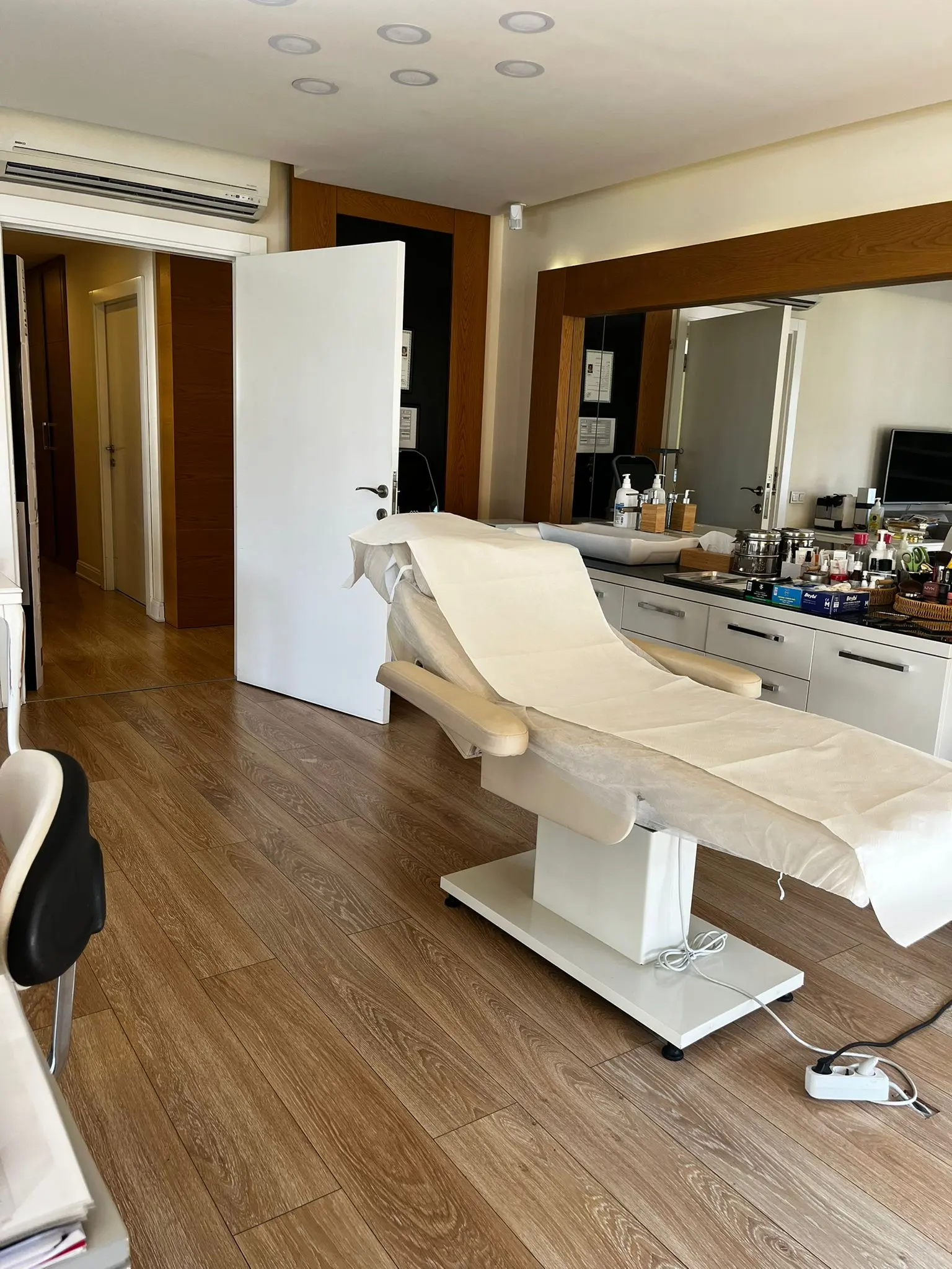 Clinic-provided photograph of Dr Şeyda Bayraktaroğlu