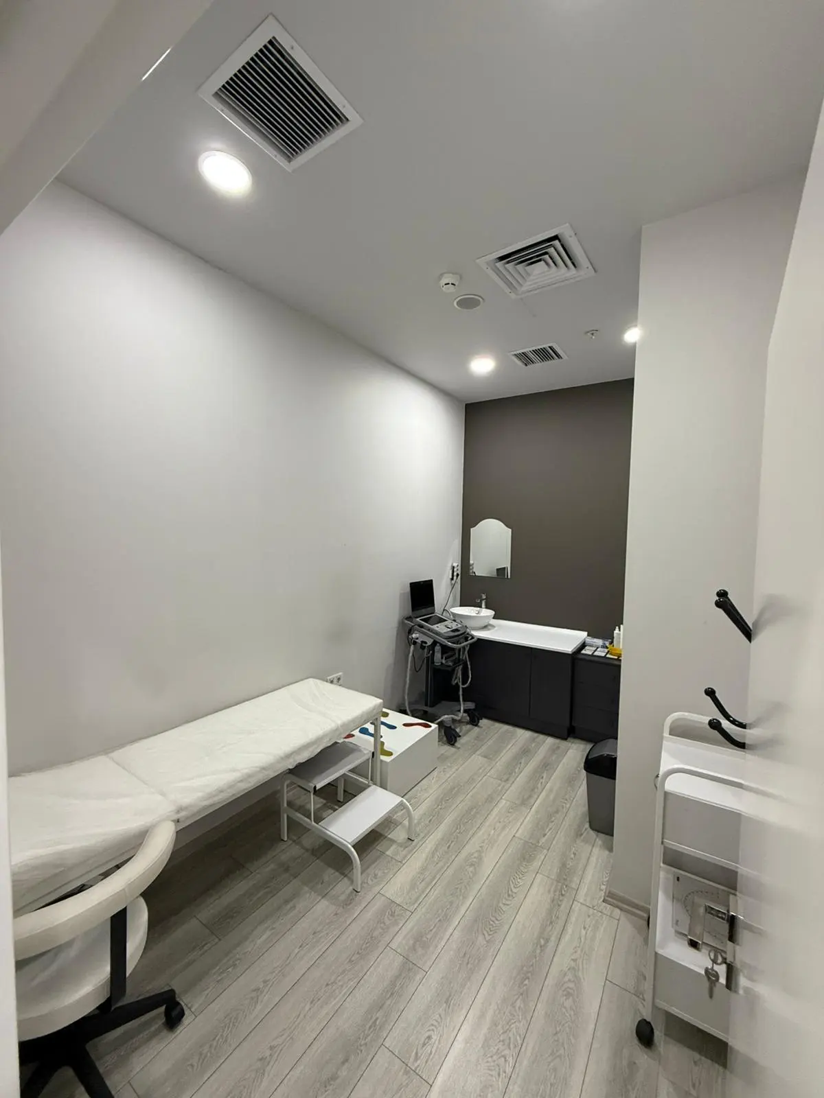 Clinic-provided photograph of Dr İhsan Bayraktar