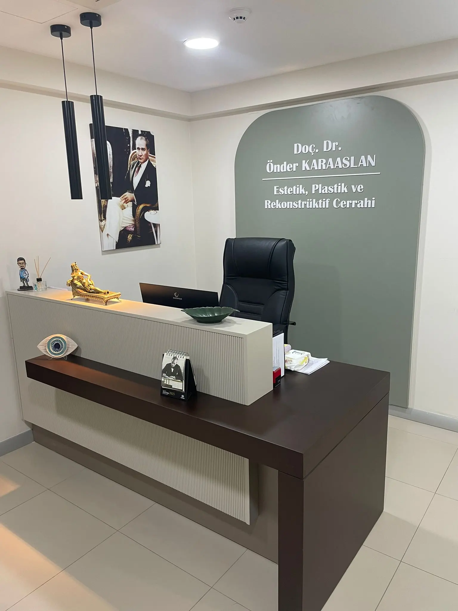 Clinic-provided photograph of Assoc. Prof. Dr Önder Karaaslan