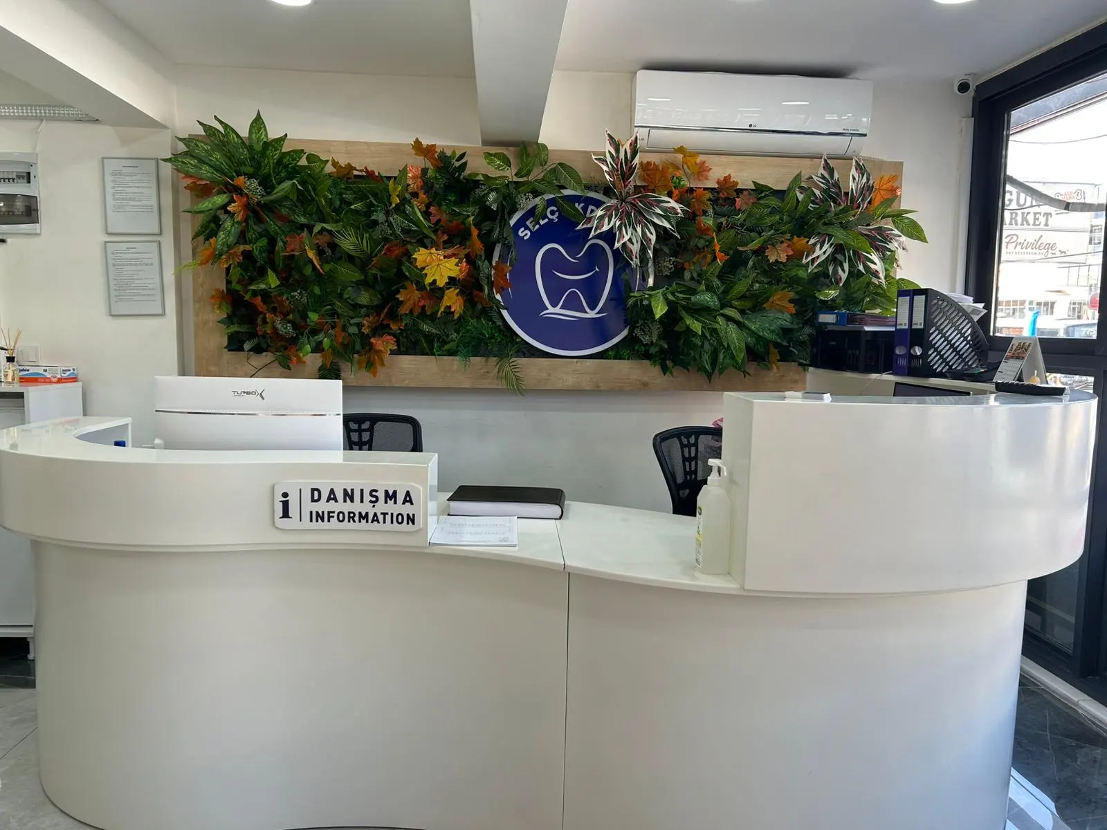 Clinic-provided photograph of Selçuk Dent Özdere