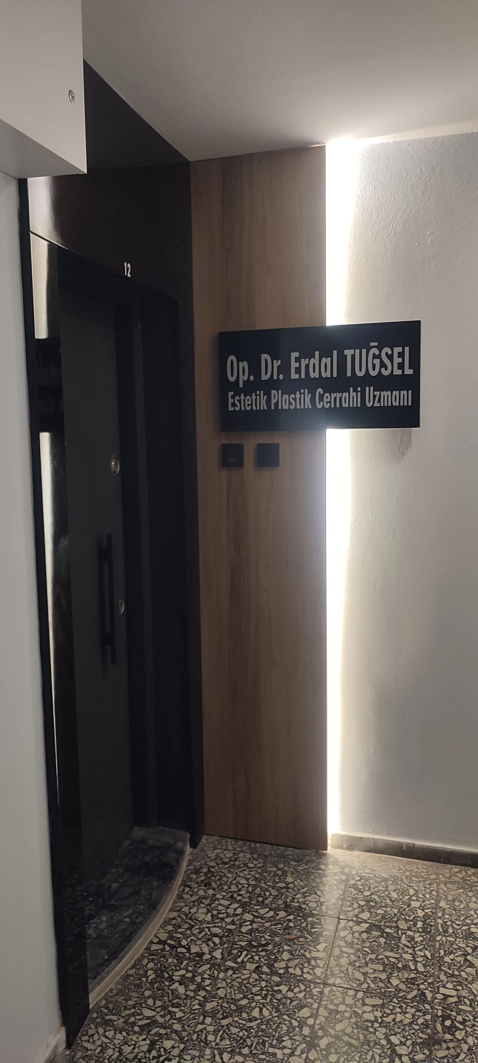 Von der Klinik bereitgestelltes Foto von Dr. Erdal Tuğsel
