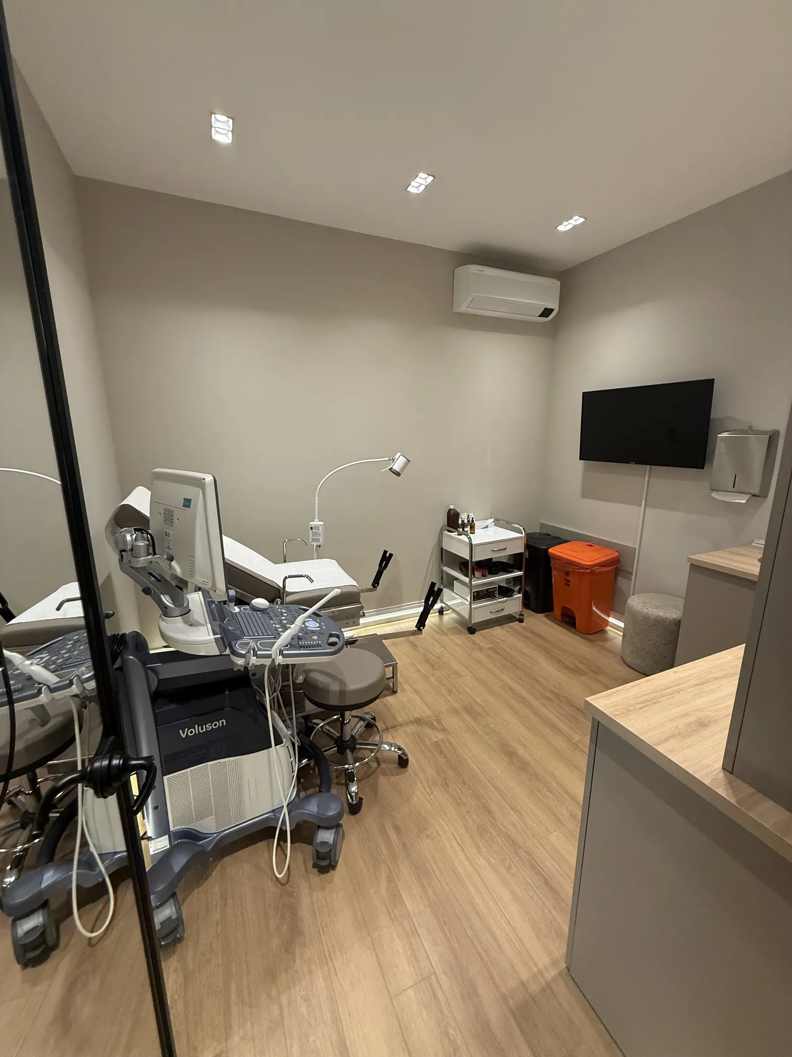 Clinic-provided photograph of Dr Erhan Hüseyin Cömert