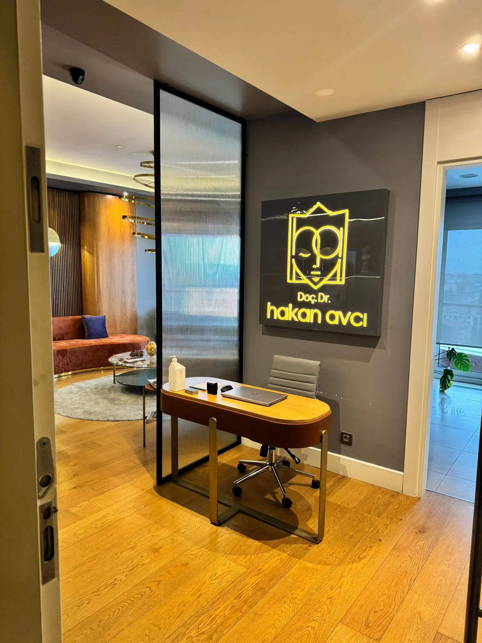 Clinic-provided photograph of Assoc. Prof. Dr Hakan Avcı