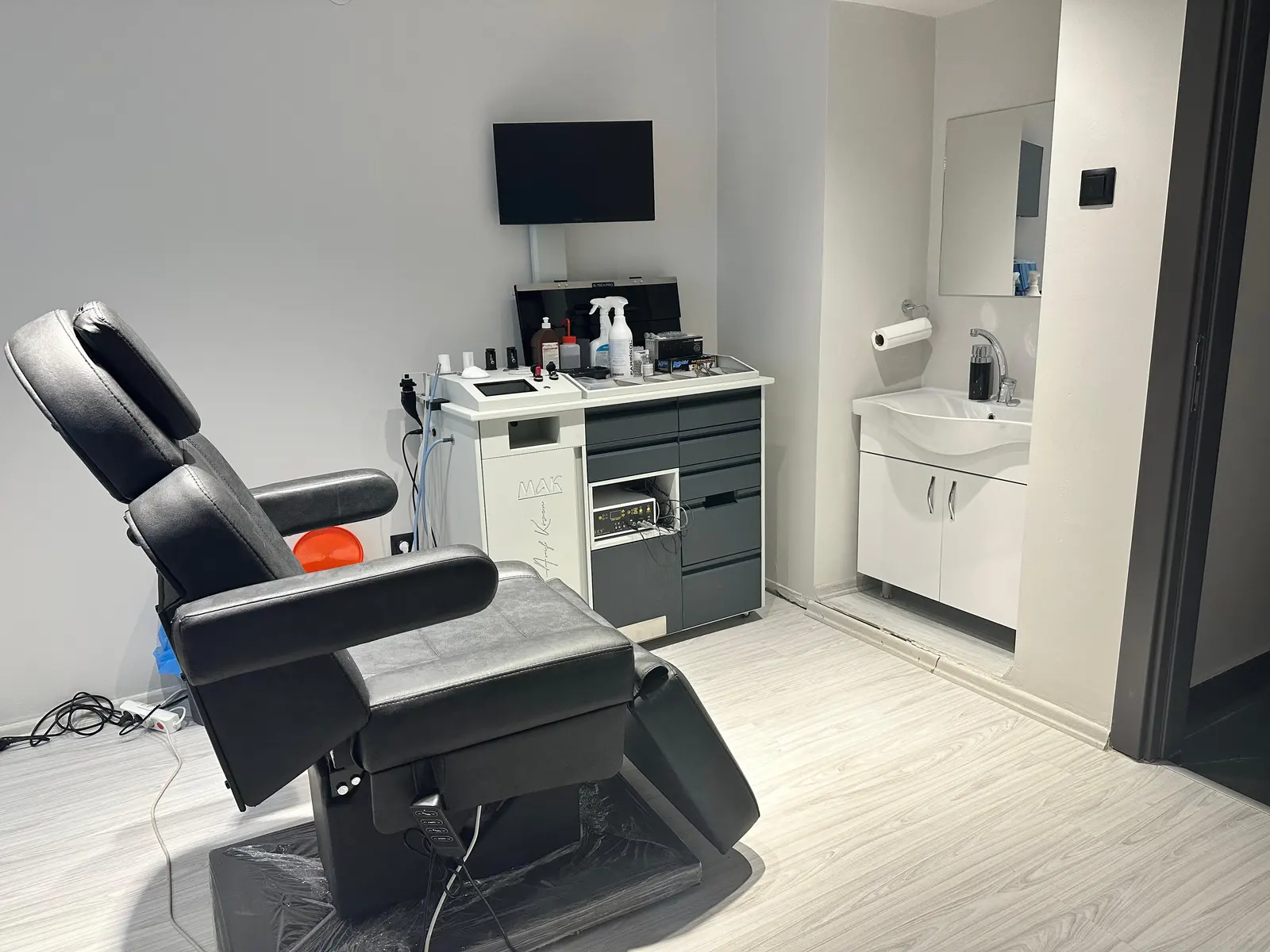Clinic-provided photograph of Dr Melih Arif Közen