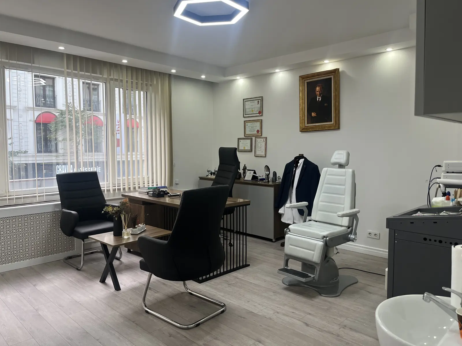 Clinic-provided photograph of Assoc. Prof. Dr Raşit Cevizci