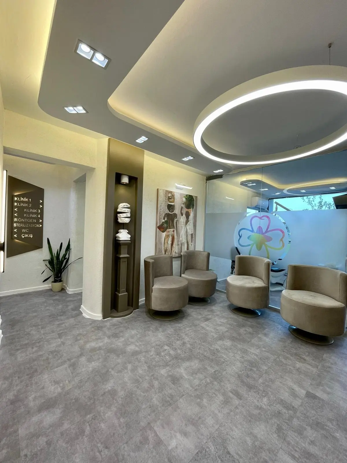 Von der Klinik bereitgestelltes Foto von Üçkuyular Zahnklinik