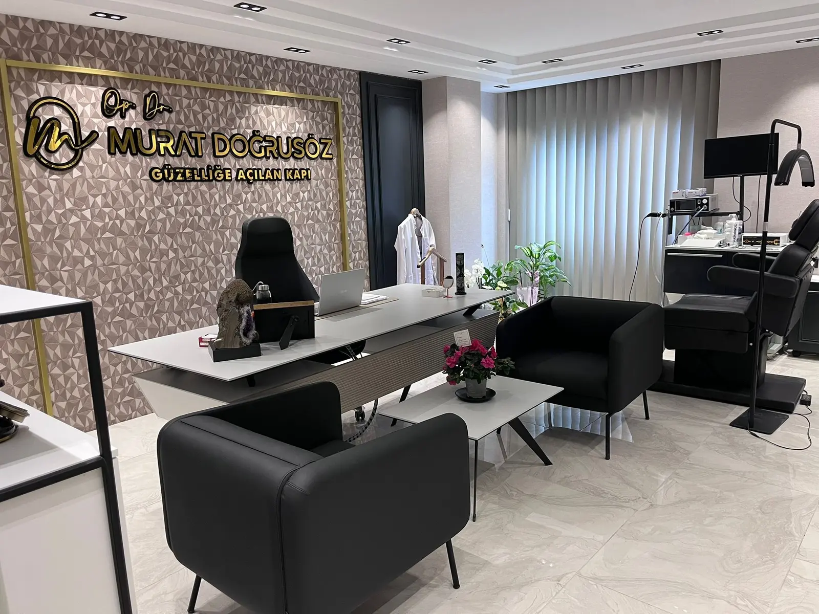 Von der Klinik bereitgestelltes Foto von Dr. Murat Doğrusöz