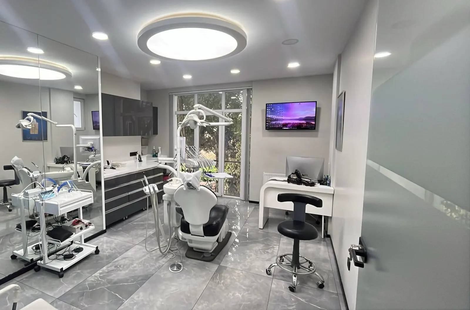 Clinic-provided photograph of Elçin Bedeloğlu Dental Clinic