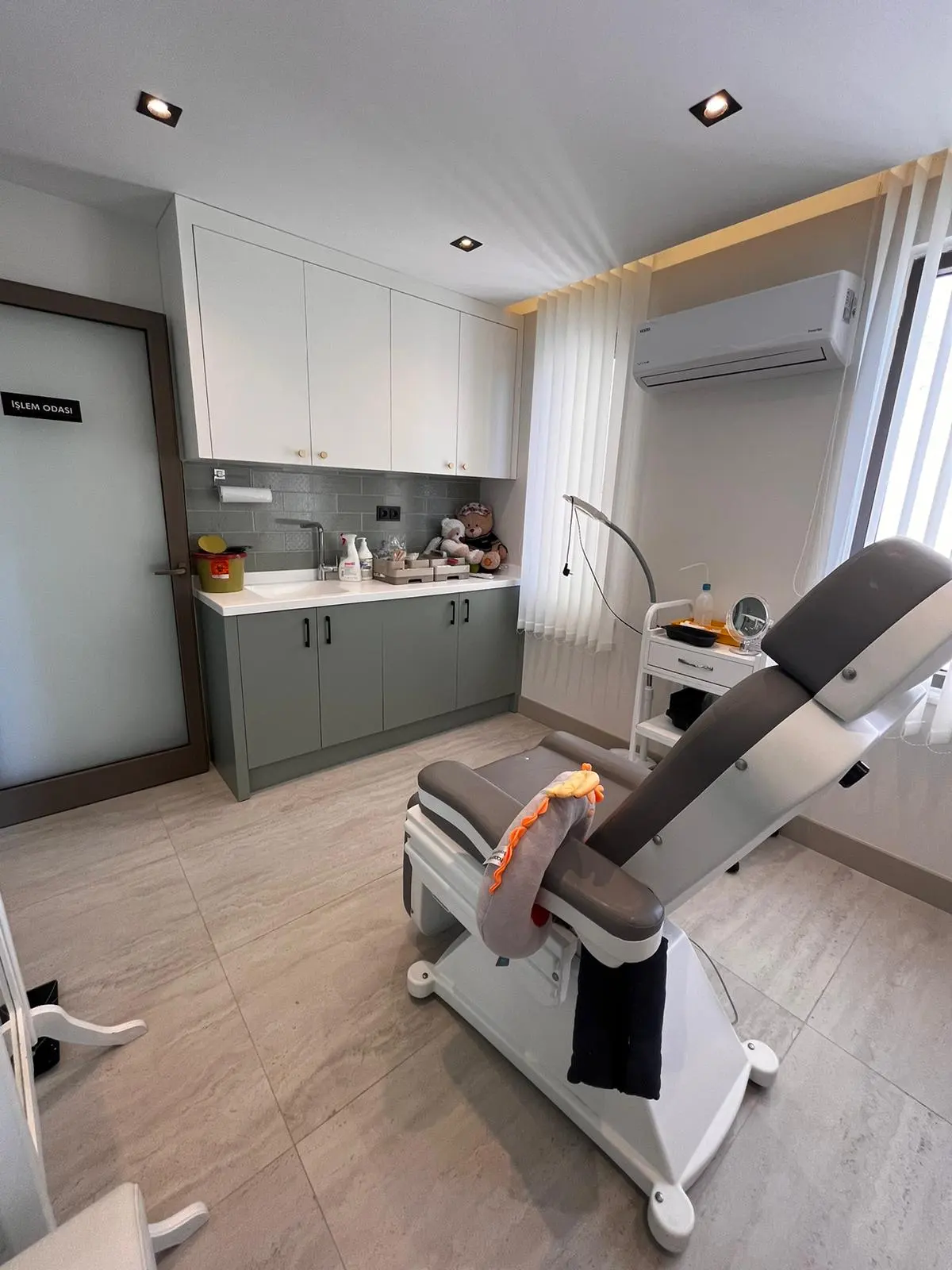 Clinic-provided photograph of Dr Suna Sarıkaya