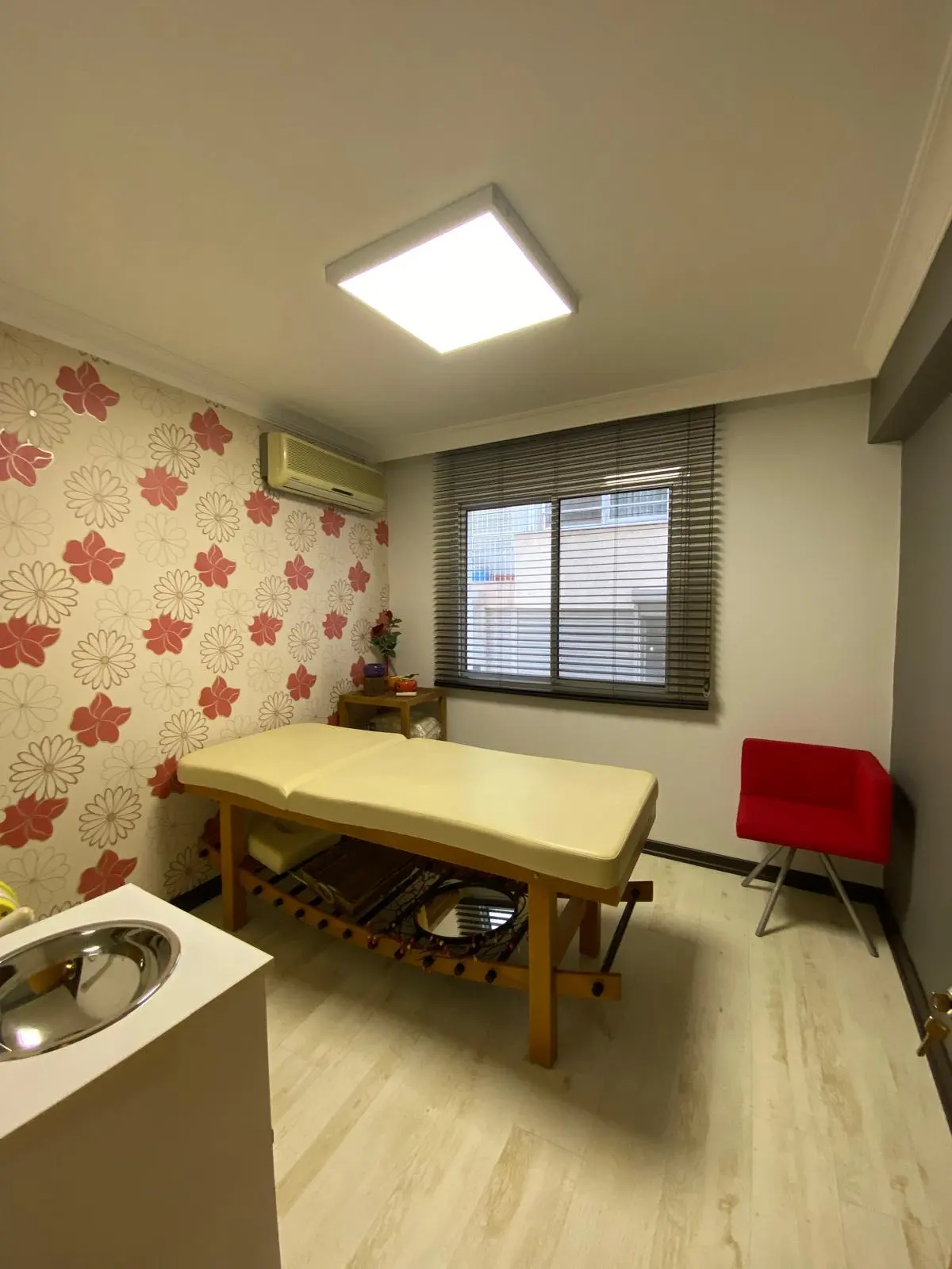 Clinic-provided photograph of Dr Hüseyin Tolgahan Alpaydın