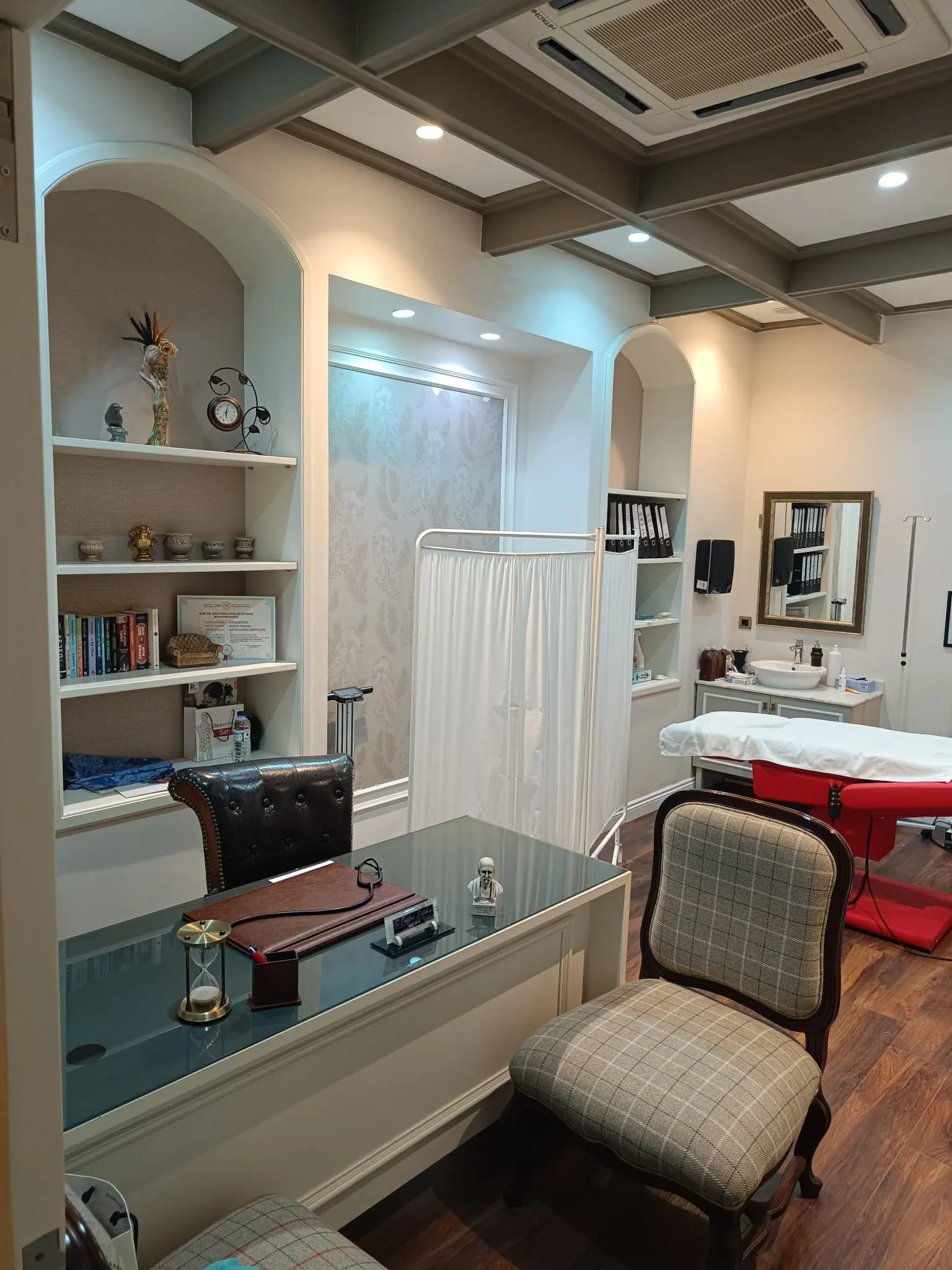 Clinic-provided photograph of Dr Süleyman Çağlar Ertekin