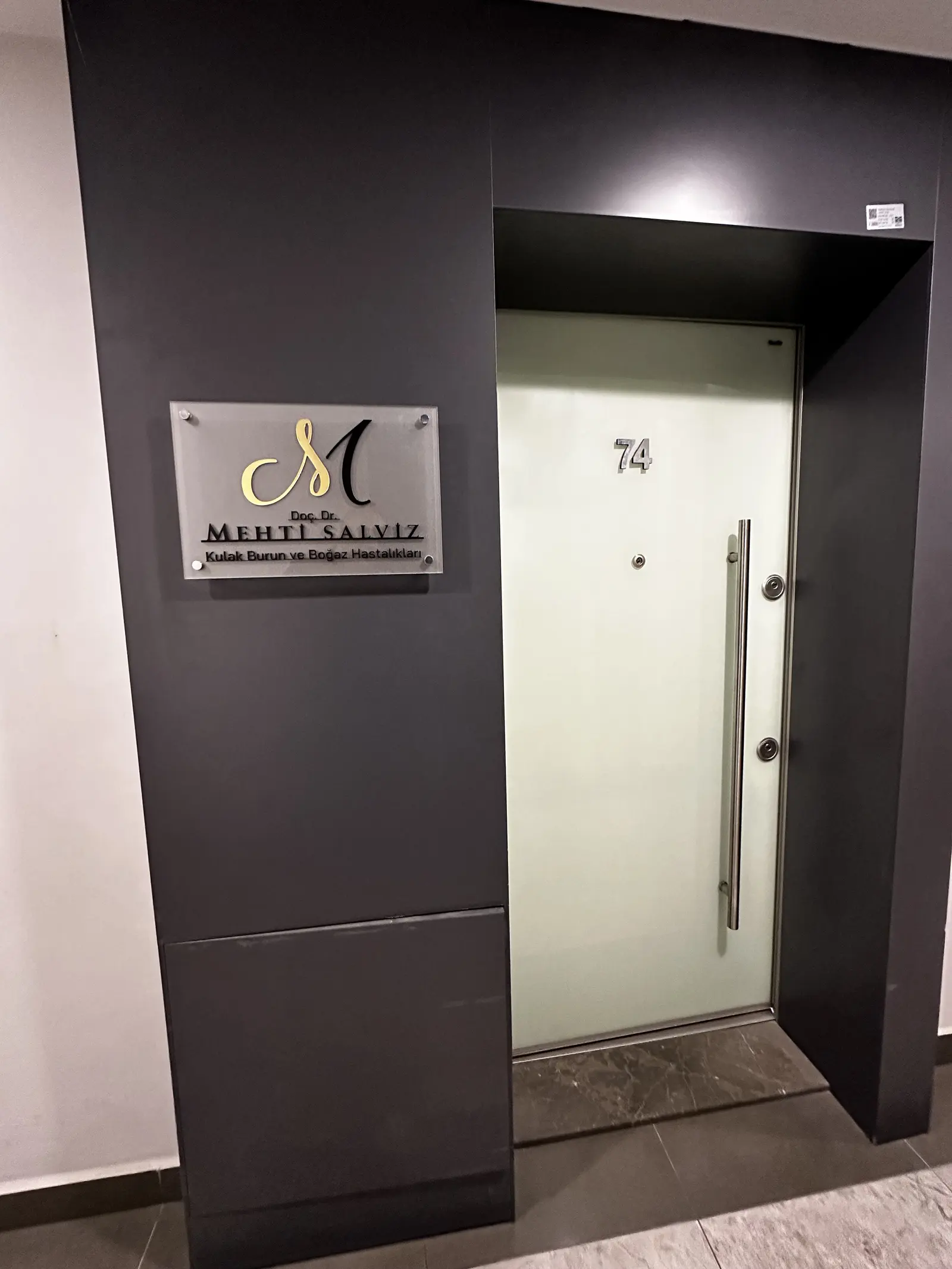 Clinic-provided photograph of Dr Mehti Şalvız