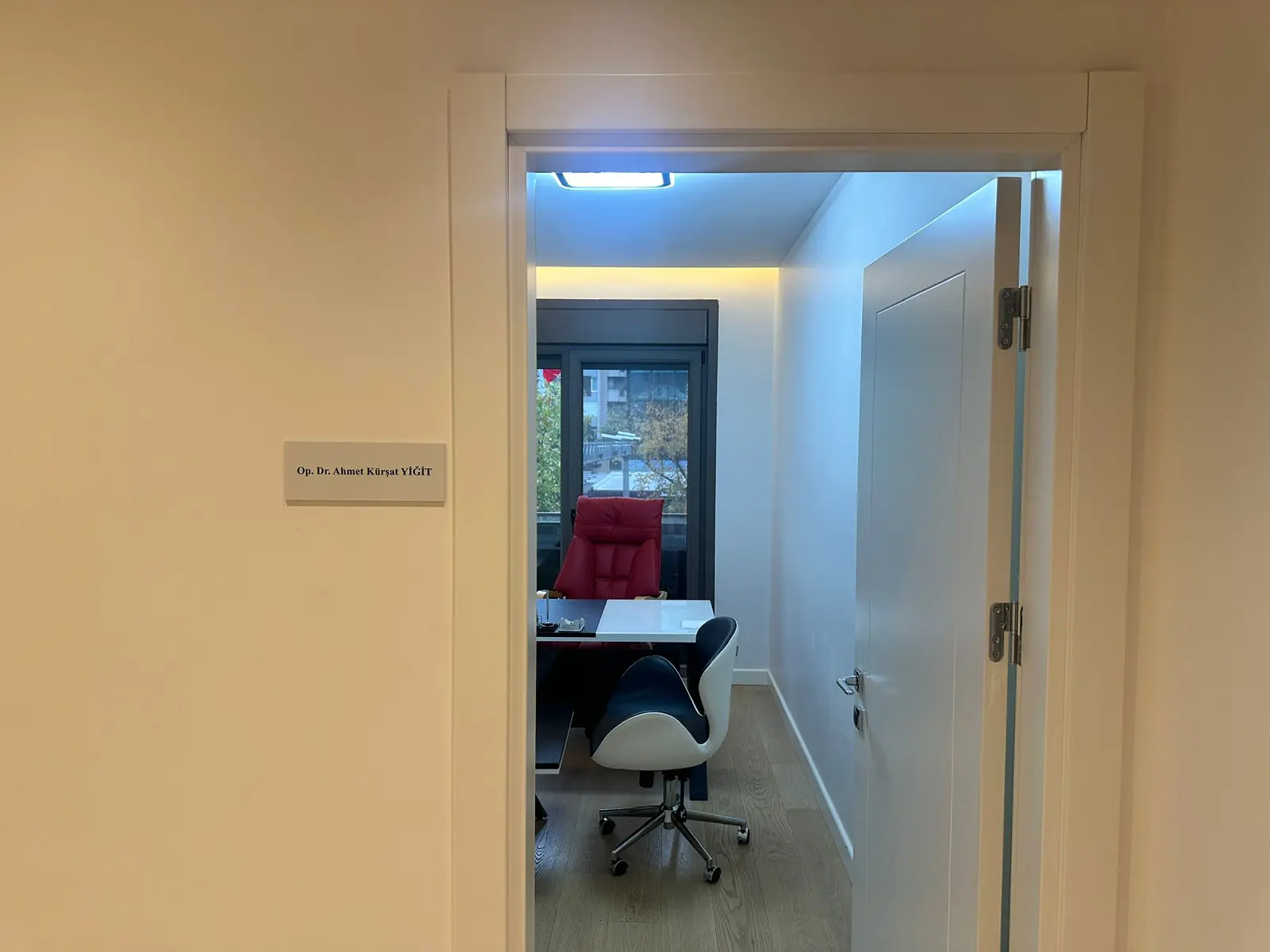 Clinic-provided photograph of Dr Ahmet Kürşat Yiğit