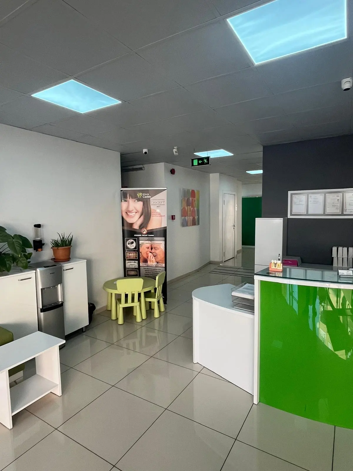 Von der Klinik bereitgestelltes Foto von Cadde Zahnklinik