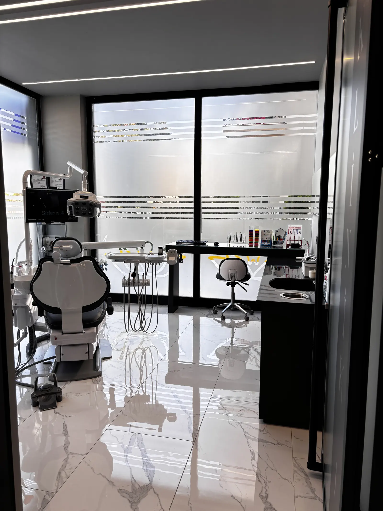 Clinic-provided photograph of Pure Dental Izmir