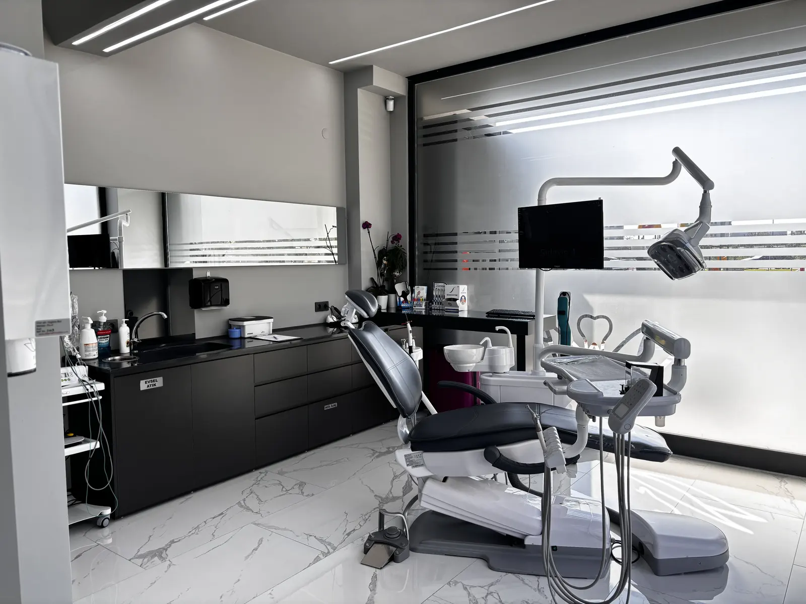 Clinic-provided photograph of Pure Dental Izmir