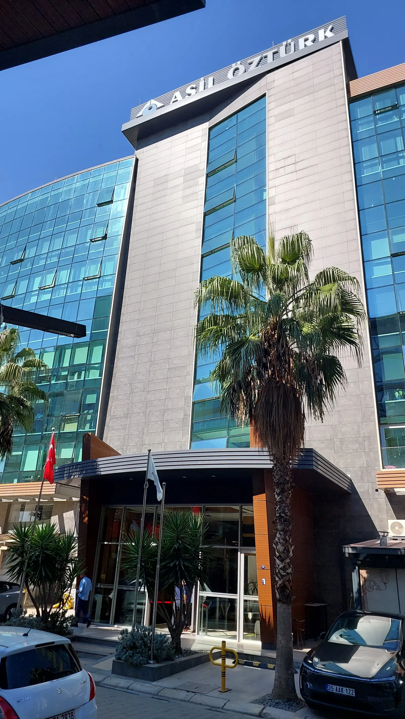 Clinic-provided photograph of Dr Fırat Demirtaşoğlu