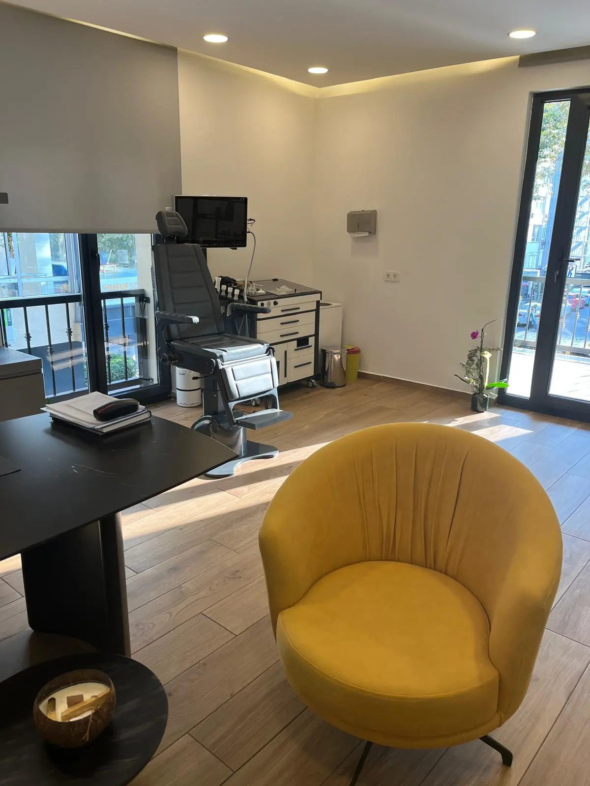 Clinic-provided photograph of Dr İsmet Emrah Emre