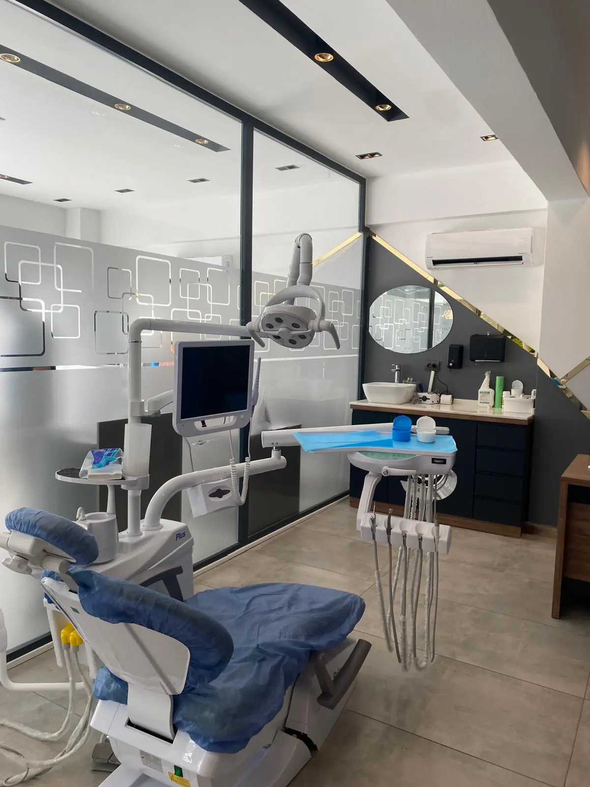 Clinic-provided photograph of Erba Dent