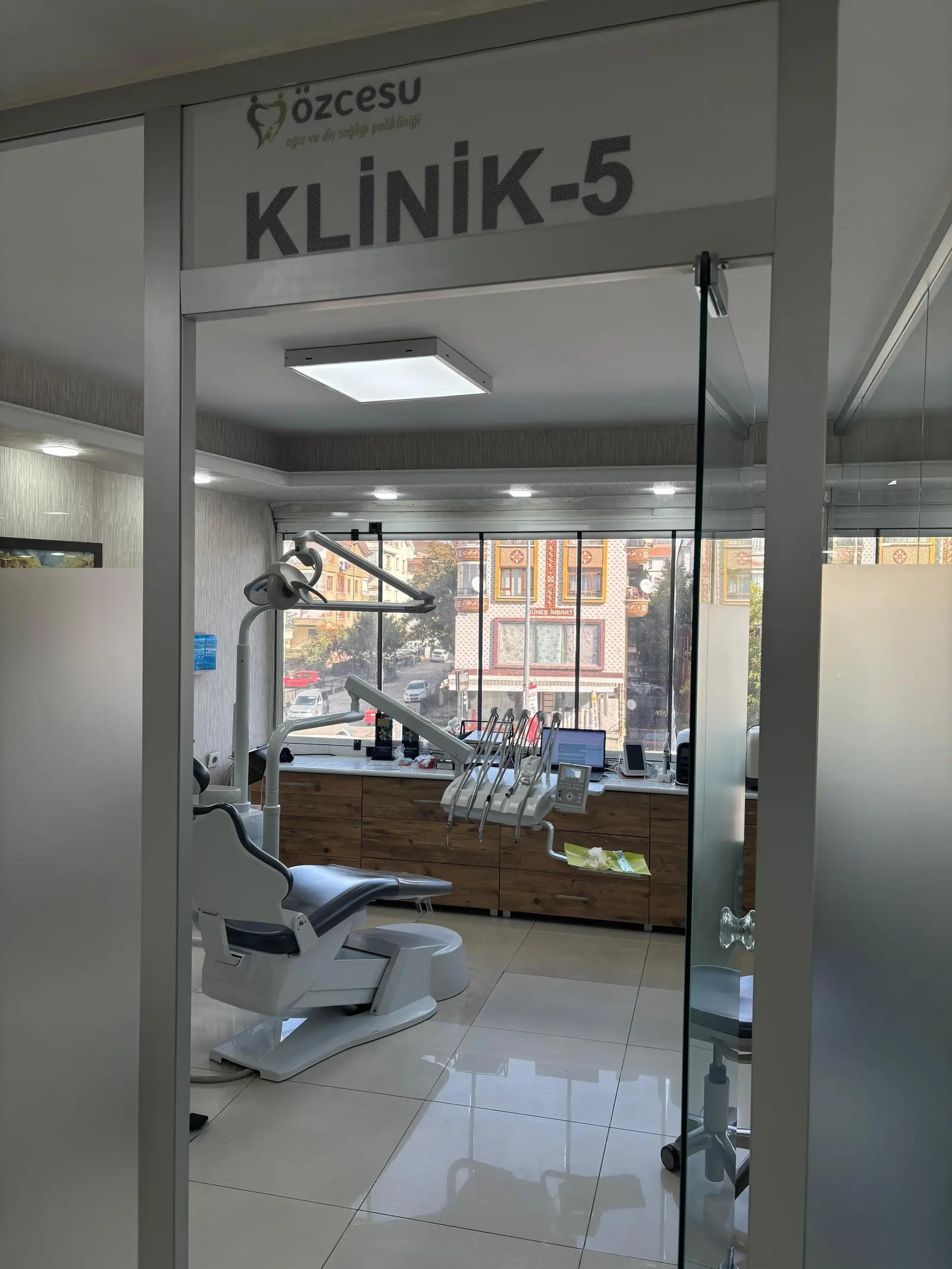 Von der Klinik bereitgestelltes Foto von Özcesu Zahnklinik