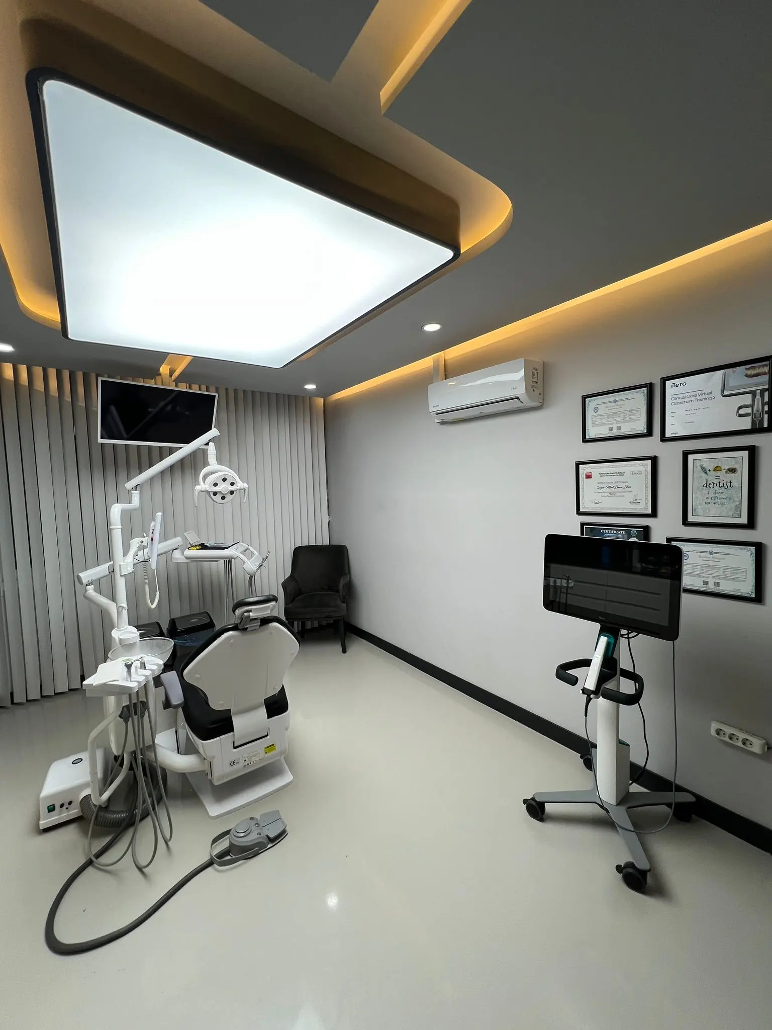 Clinic-provided photograph of Dr Mert Emre Ekici