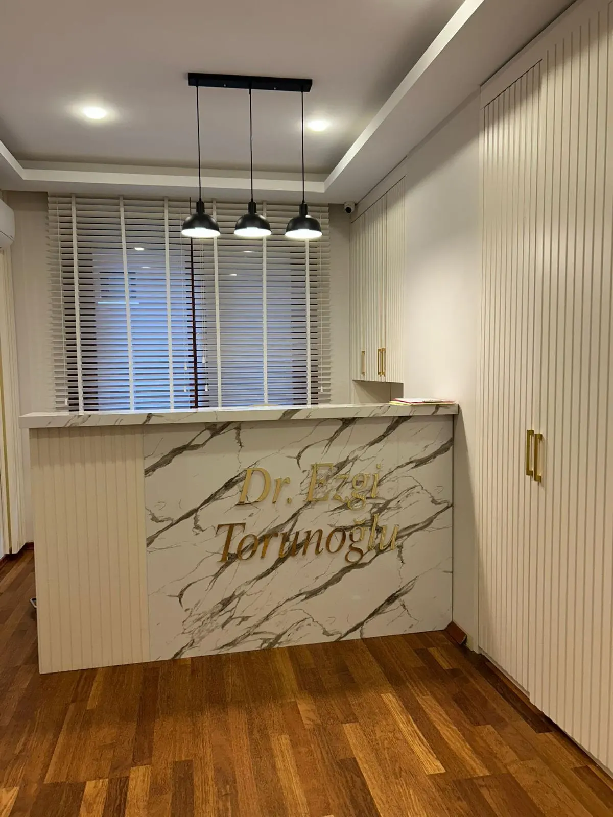 Clinic-provided photograph of Dr Ezgi Karavelioğlu