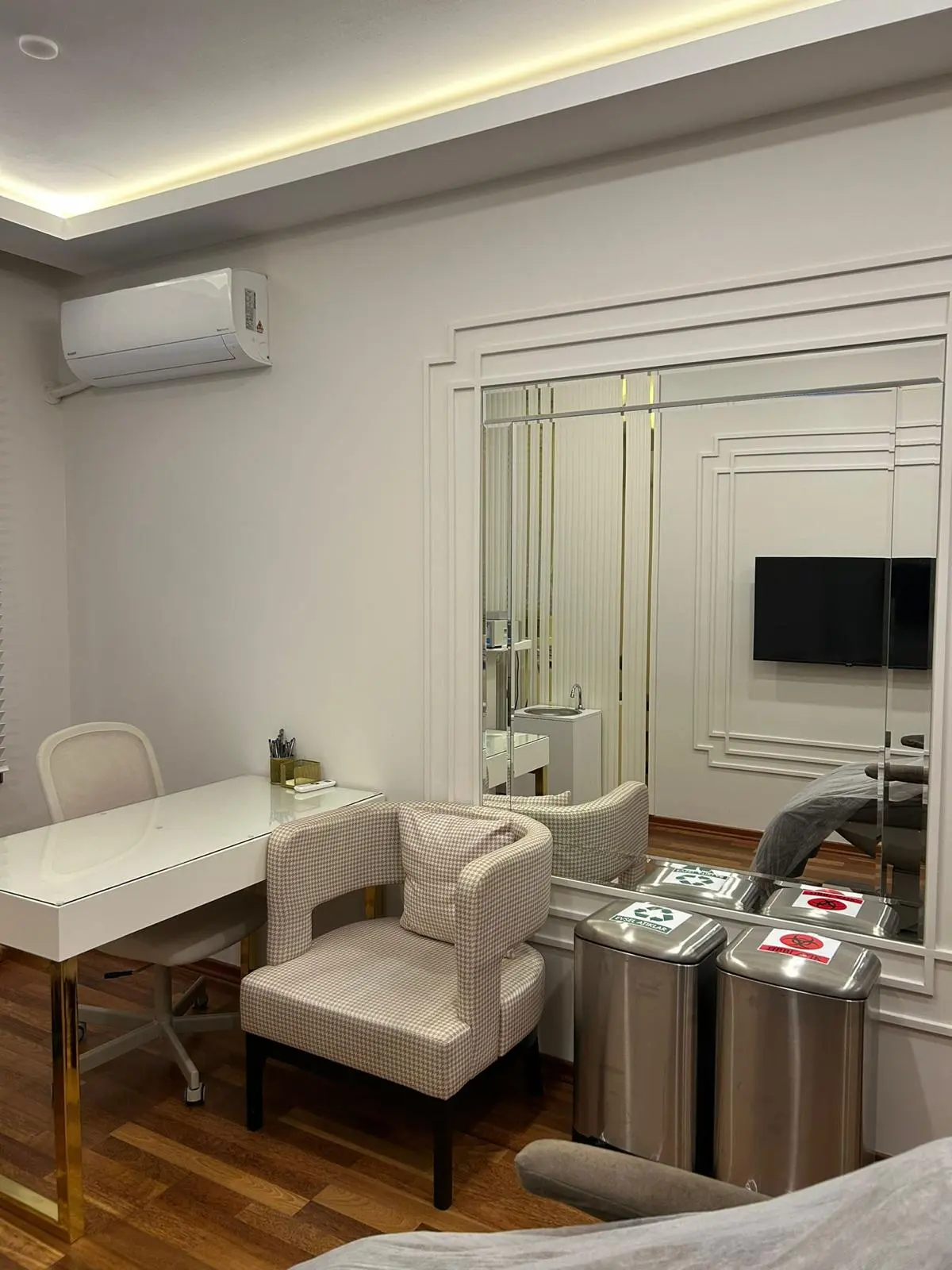 Clinic-provided photograph of Dr Ezgi Karavelioğlu