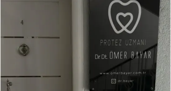 Von der Klinik bereitgestelltes Foto von Dr. Ömer Bayar