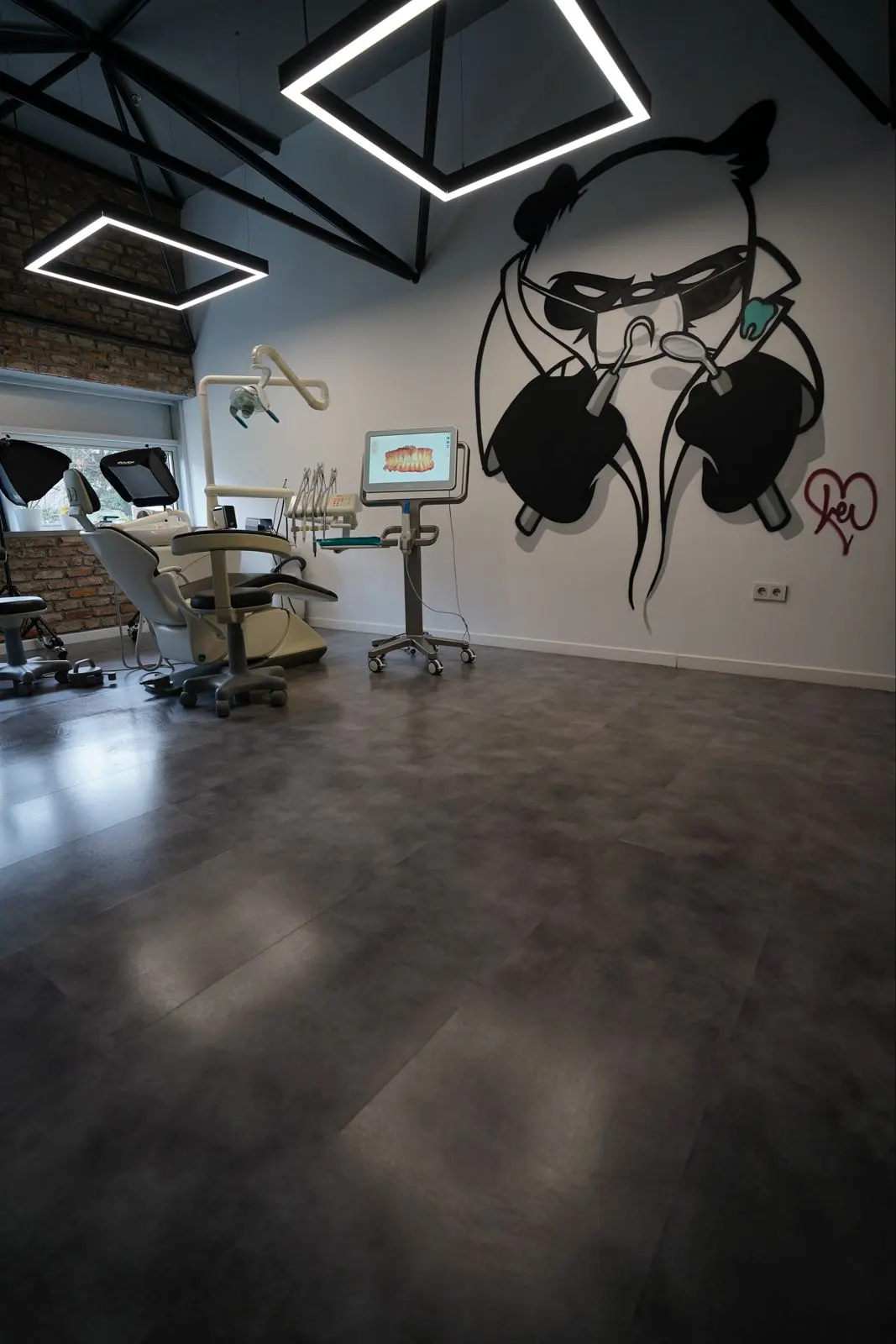 Clinic-provided photograph of 32 Dental Clinic