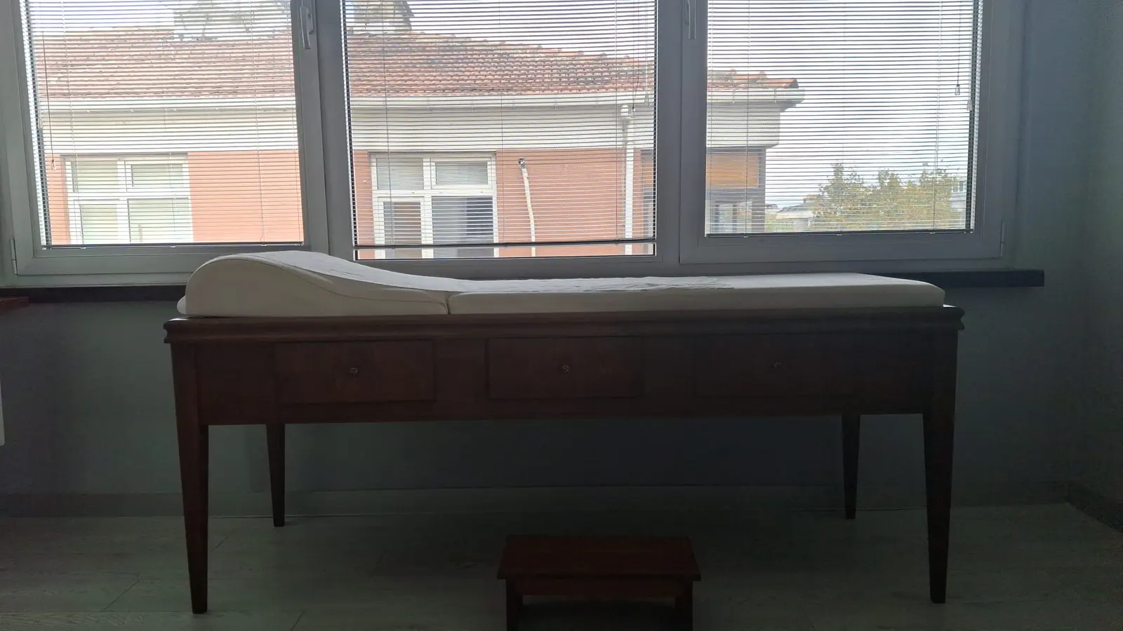 Clinic-provided photograph of Assoc. Prof. Dr Nihat Gülaydın